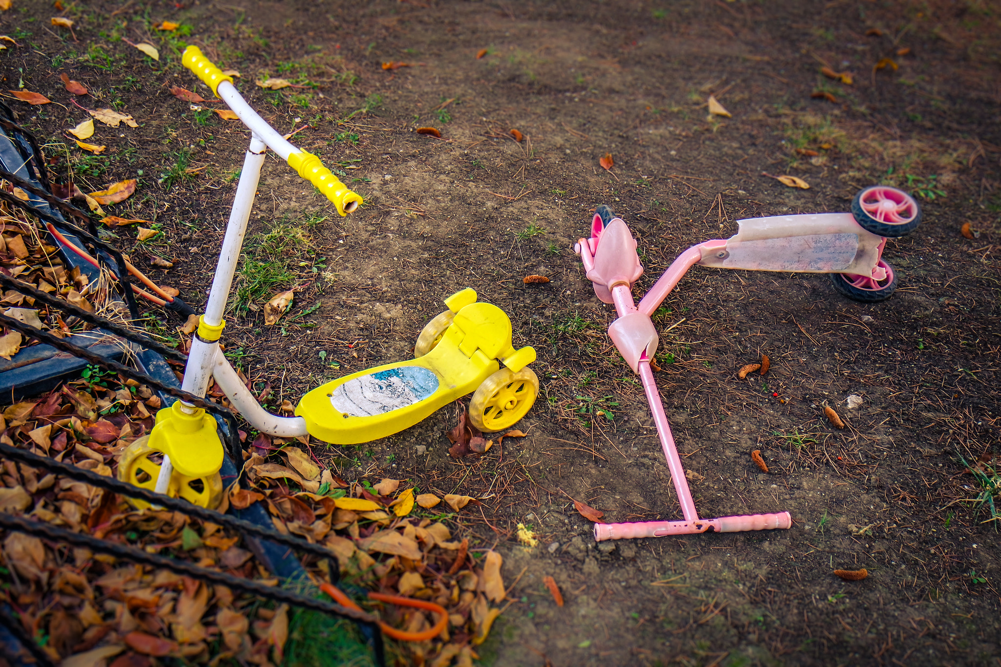 Samsung NX-M 9-27mm F3.5-5.6 ED OIS sample photo. Yellow-pink scooters photography