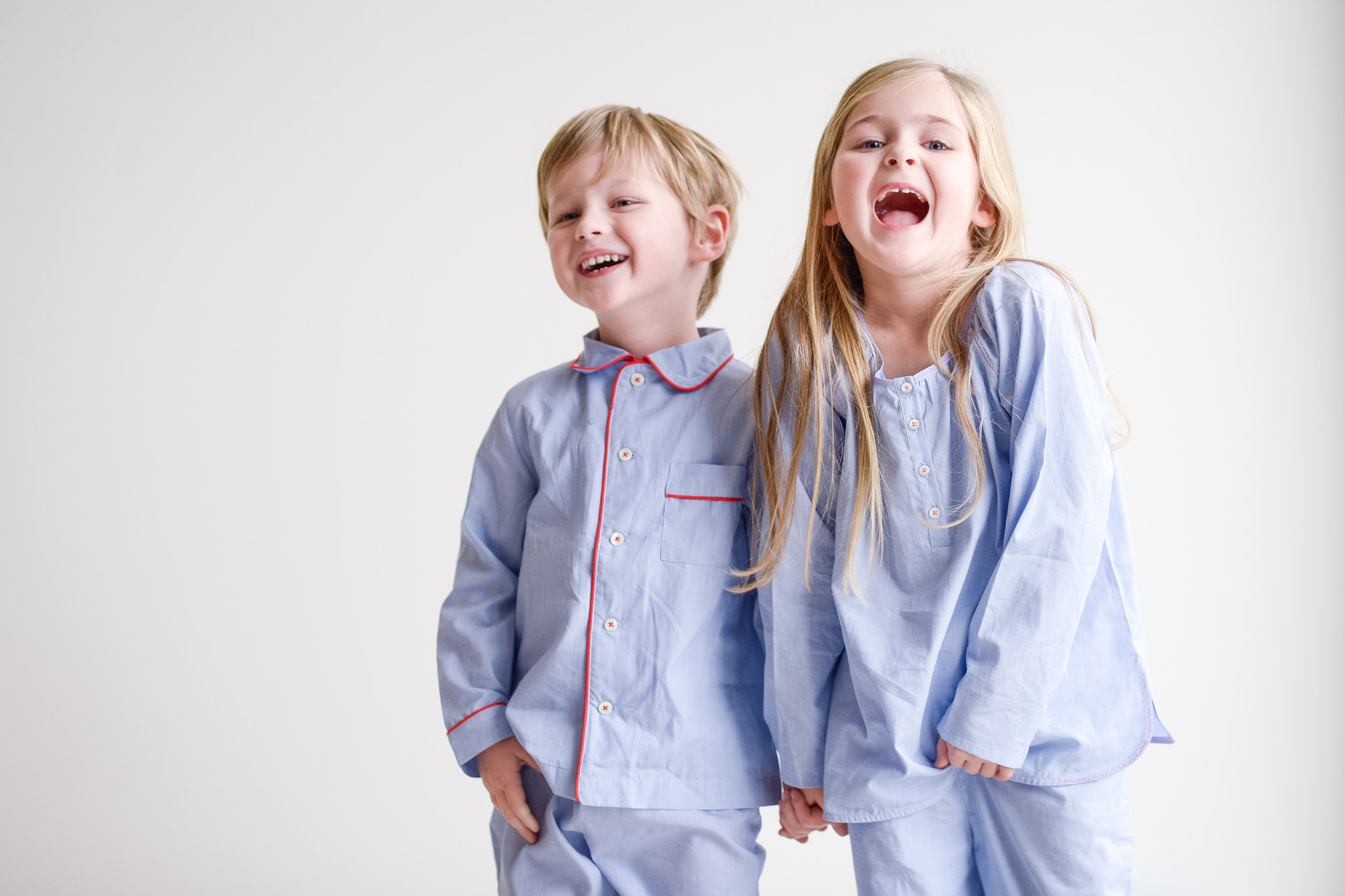 Nikon Df + Nikon AF Nikkor 105mm F2D DC sample photo. Mona & daan in their new pajamas photography