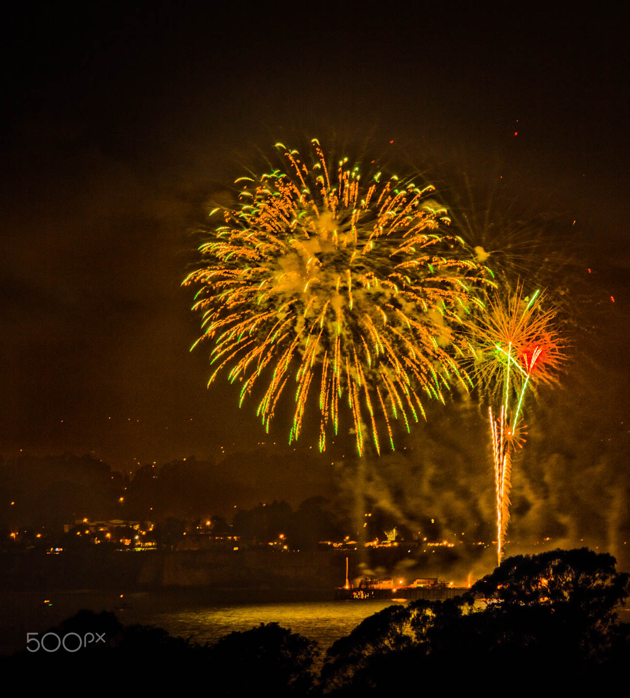 Canon EOS 6D + Tamron SP 150-600mm F5-6.3 Di VC USD sample photo. Fireworks in capitola photography