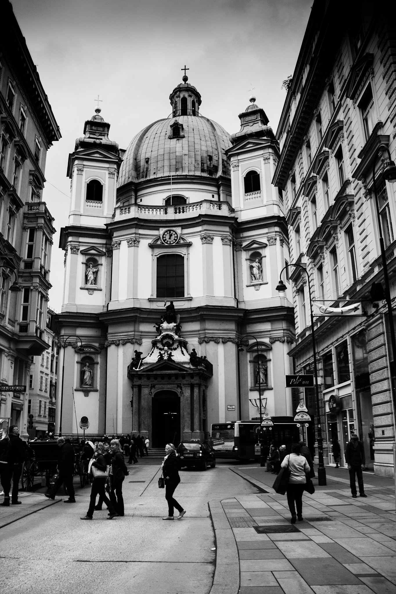 Canon EF-S 18-200mm F3.5-5.6 IS sample photo. Vienna old town photography