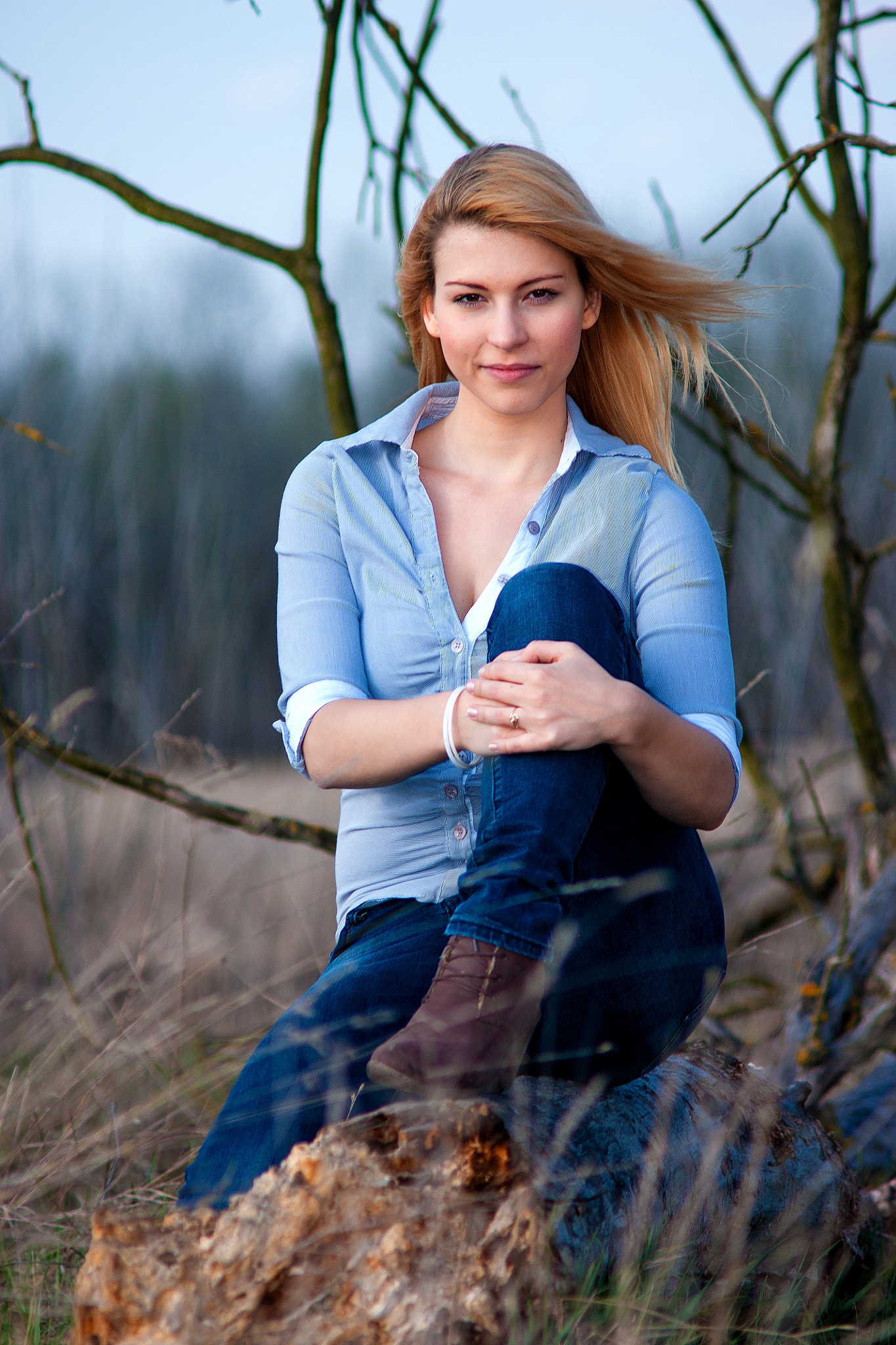 Sony Alpha DSLR-A700 + Minolta AF 70-210mm F4 Macro sample photo. Girl on the tree photography