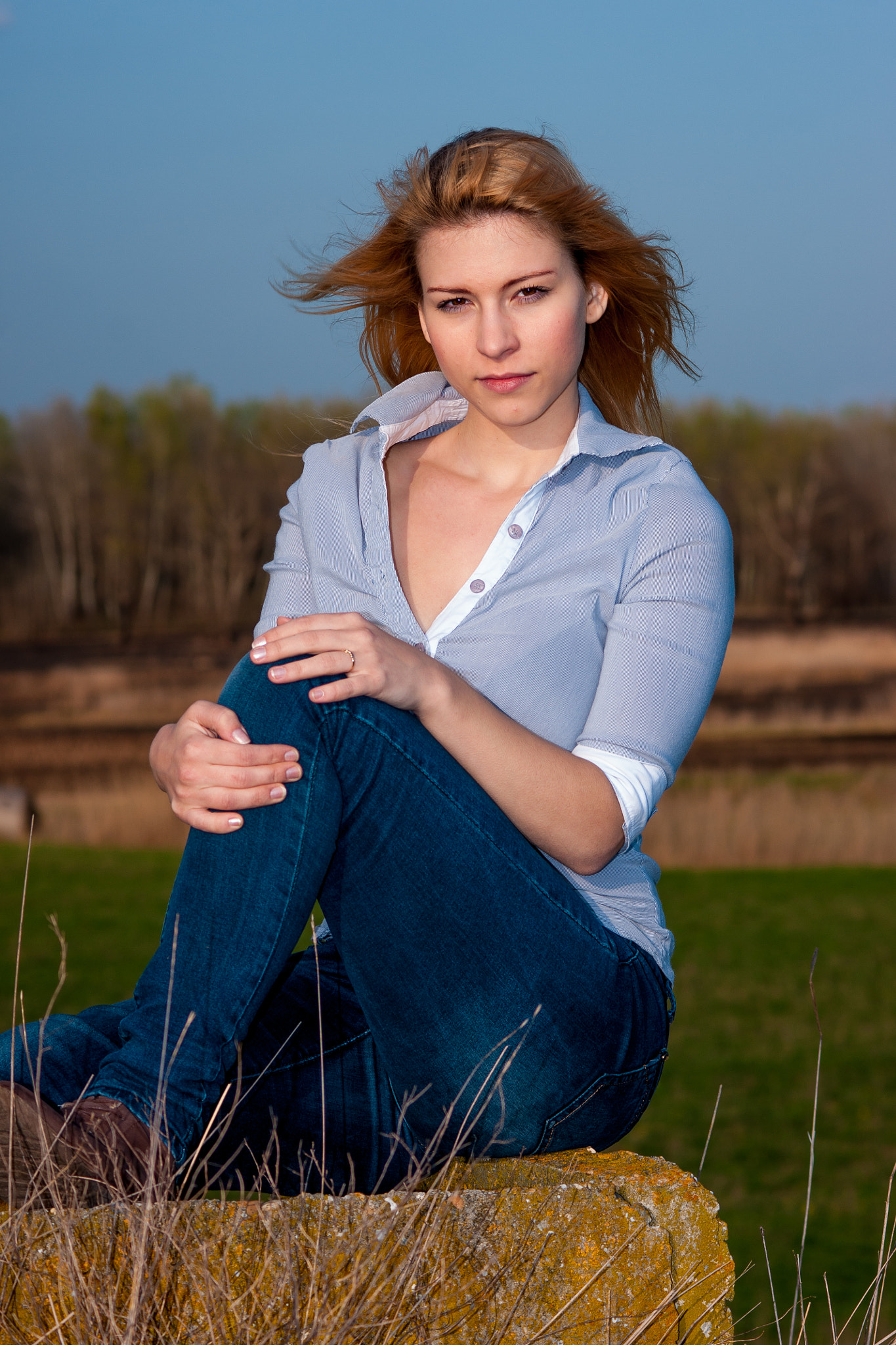 Sony Alpha DSLR-A700 + Minolta AF 70-210mm F4 Macro sample photo. Evelin on the stone photography
