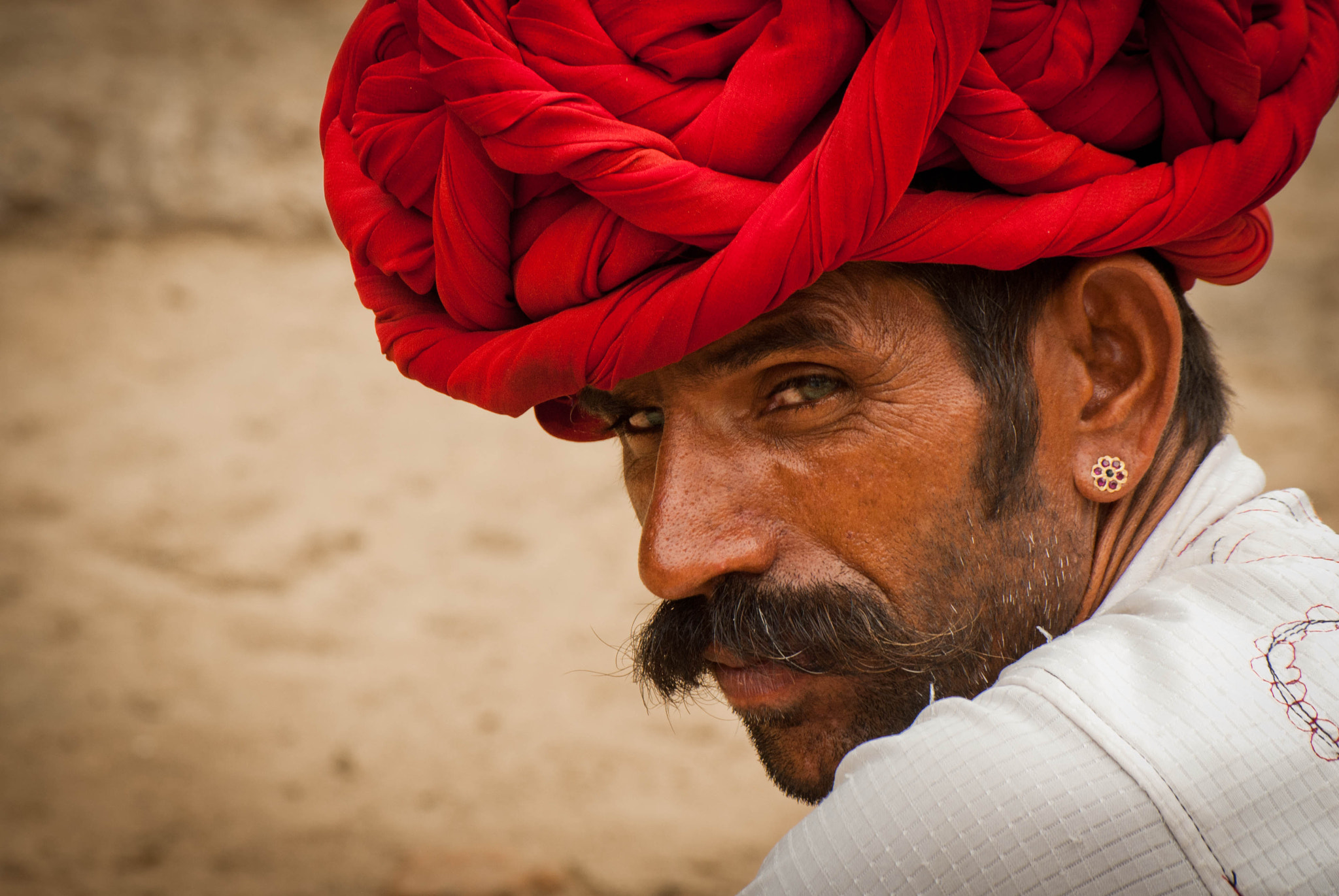 Nikon D200 + Sigma 70-300mm F4-5.6 DG Macro sample photo. Portrait of a man in a red turban photography