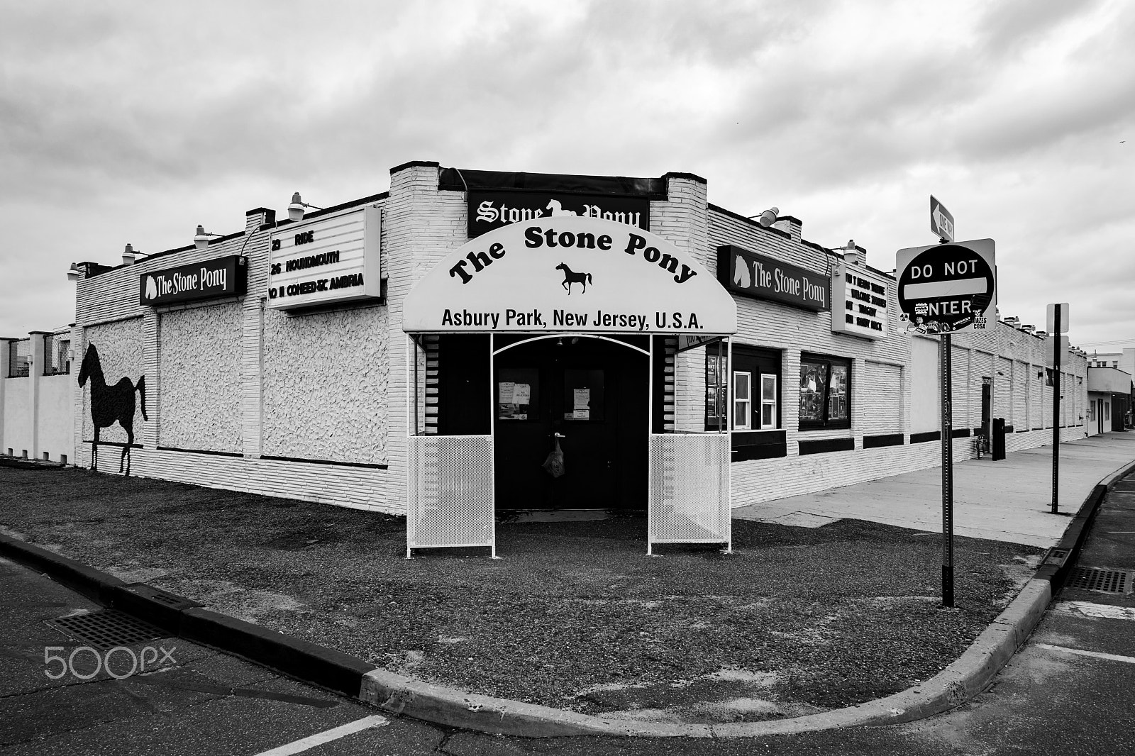 Sony FE 28mm F2 sample photo. The stone pony photography
