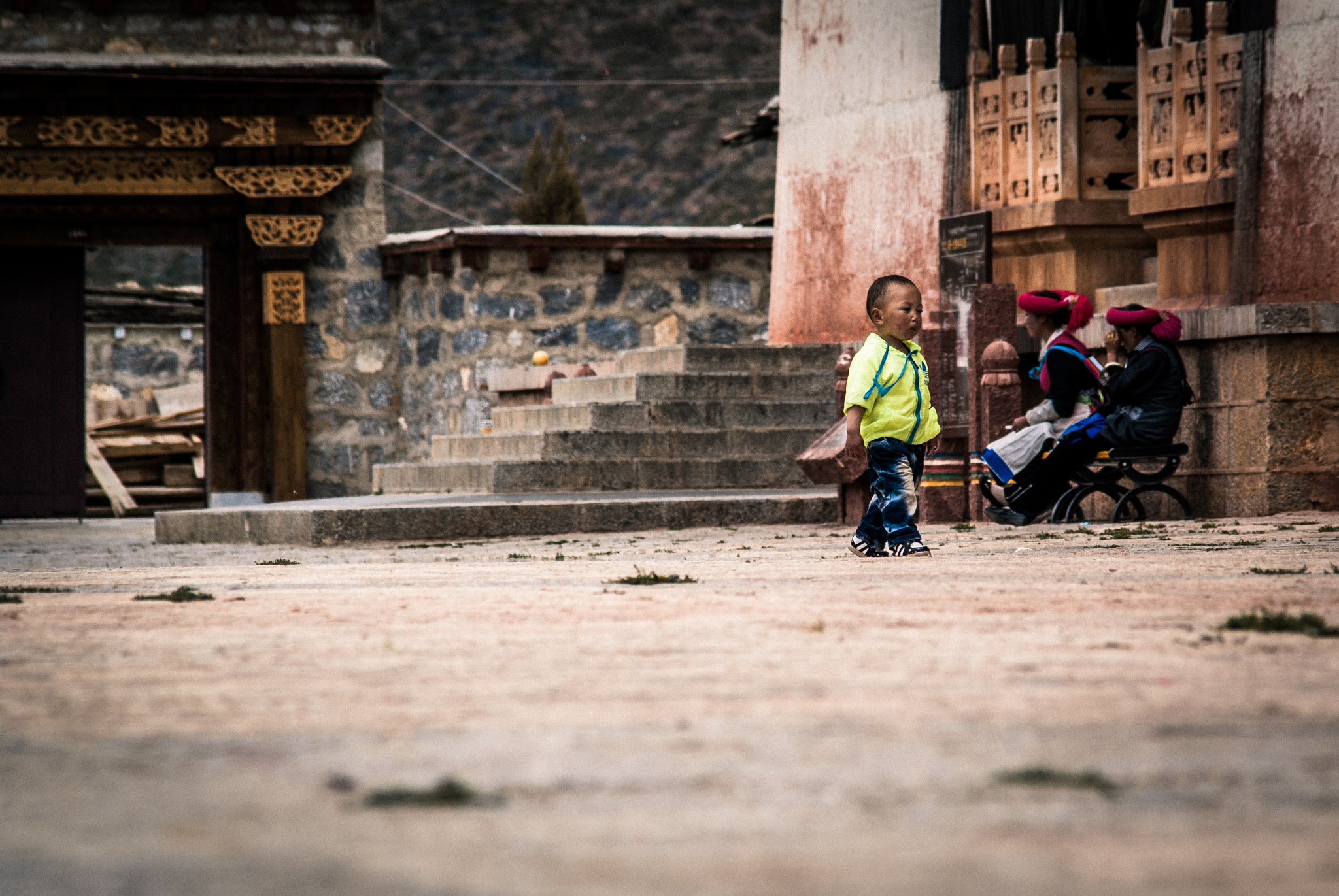 Minolta AF 70-210mm F4 Macro sample photo. A kid is waiting for his family photography