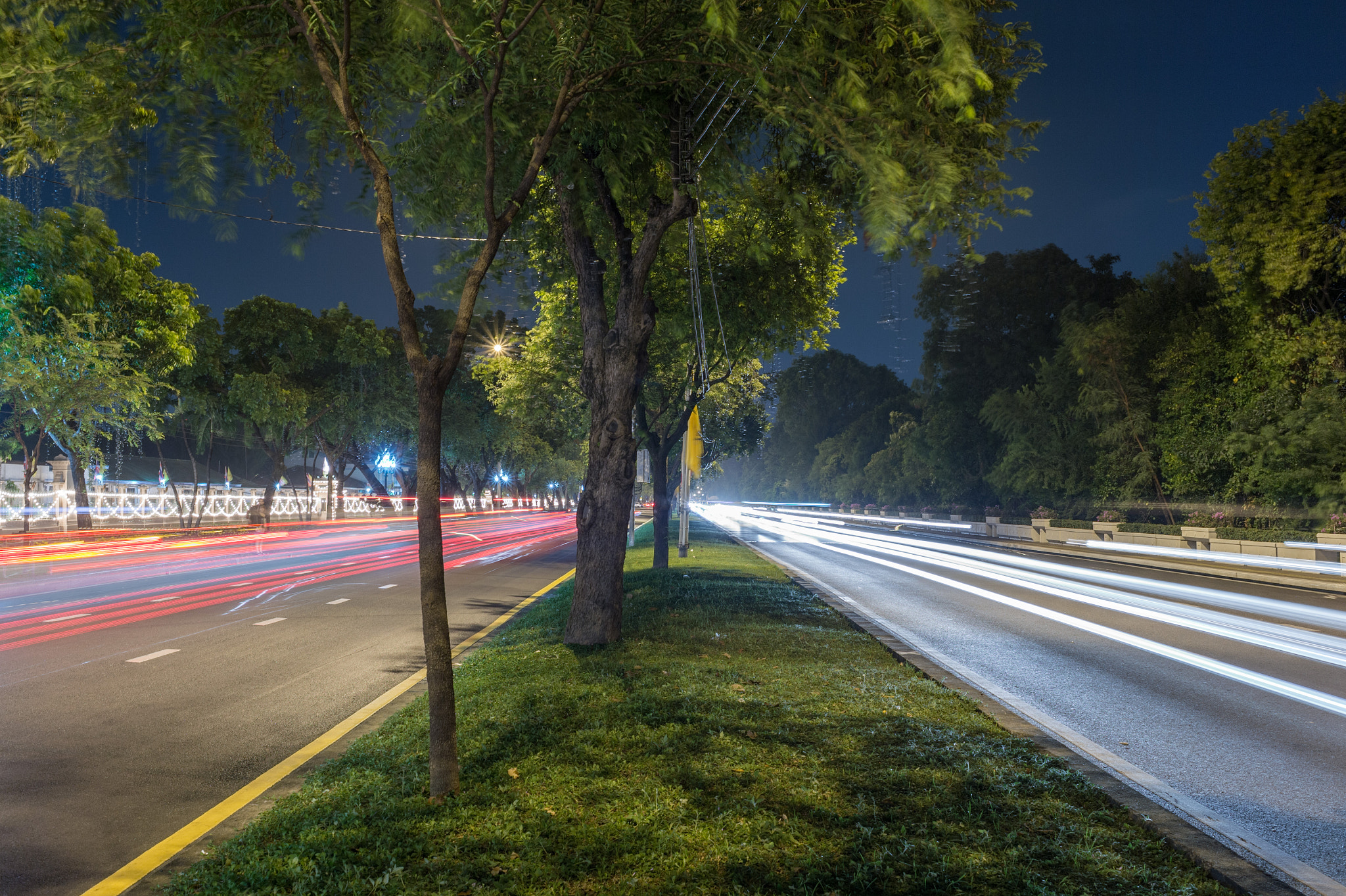 Nikon Df + AF-S Nikkor 35mm f/1.8G sample photo. In the middle of the roads photography