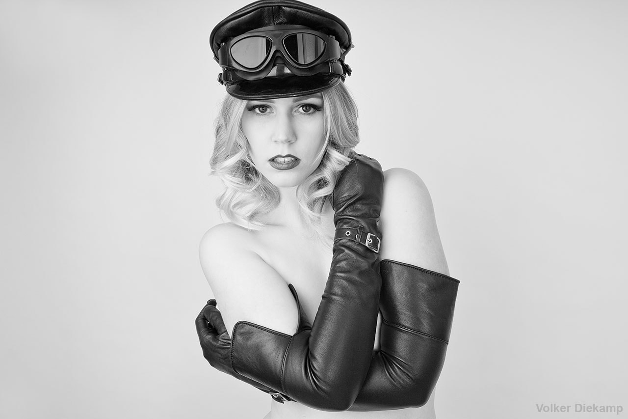Minolta AF 24-85mm F3.5-4.5 [New] sample photo. The girl wears leather photography