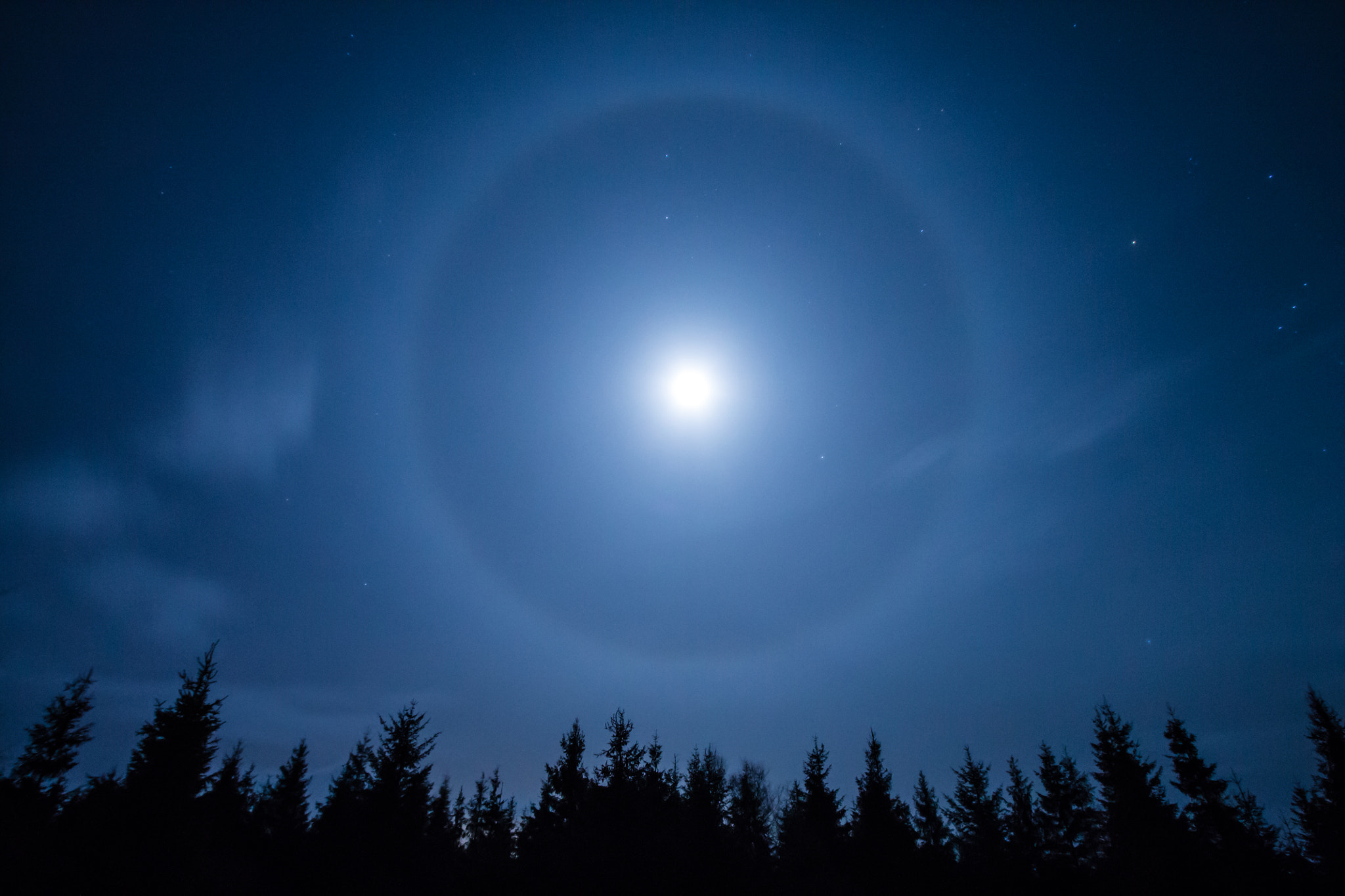 Canon EF-S 10-22mm F3.5-4.5 USM sample photo. Lunar halo photography