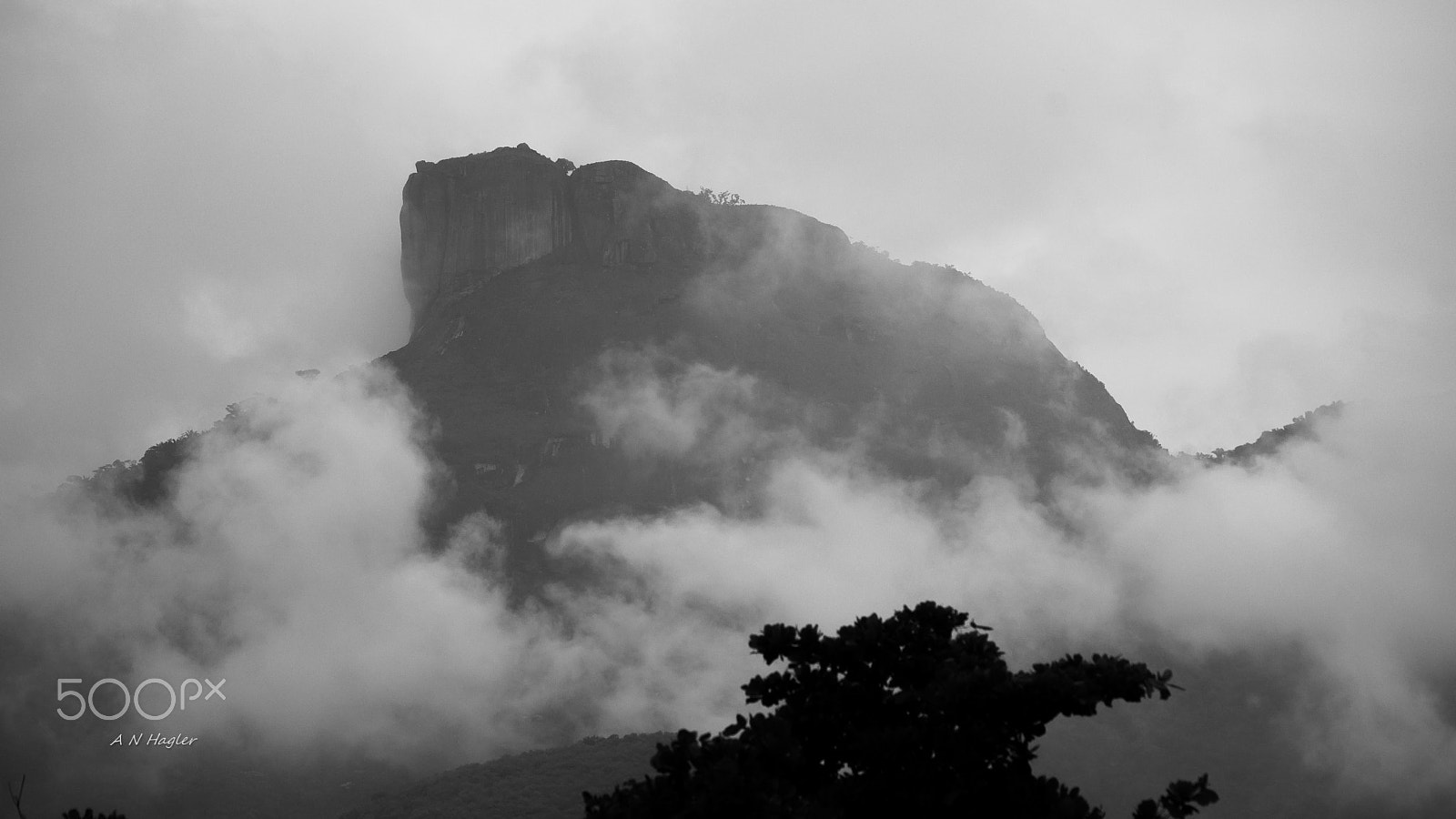 Sony 70-300mm F4.5-5.6 G SSM sample photo. Pedra da gavea in clouds photography