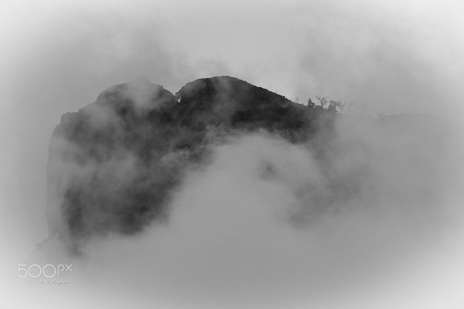 Sony 70-300mm F4.5-5.6 G SSM sample photo. Pedra da gavea peak in clouds photography