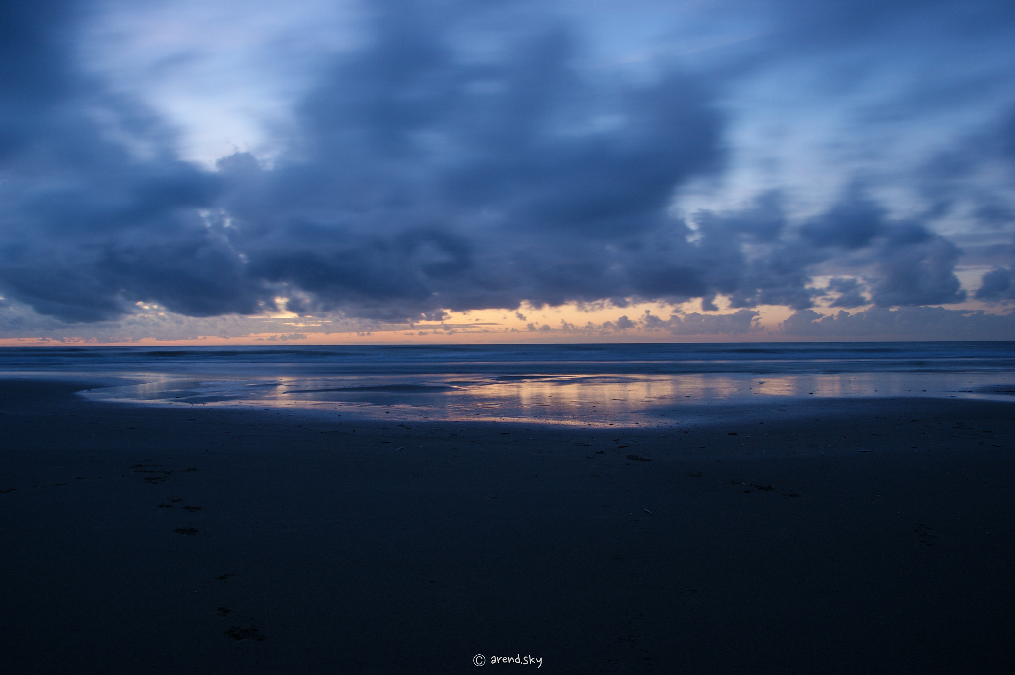 Sony Alpha DSLR-A350 + Sigma 18-200mm F3.5-6.3 DC sample photo. Clouds over the beach near hoek van holland photography