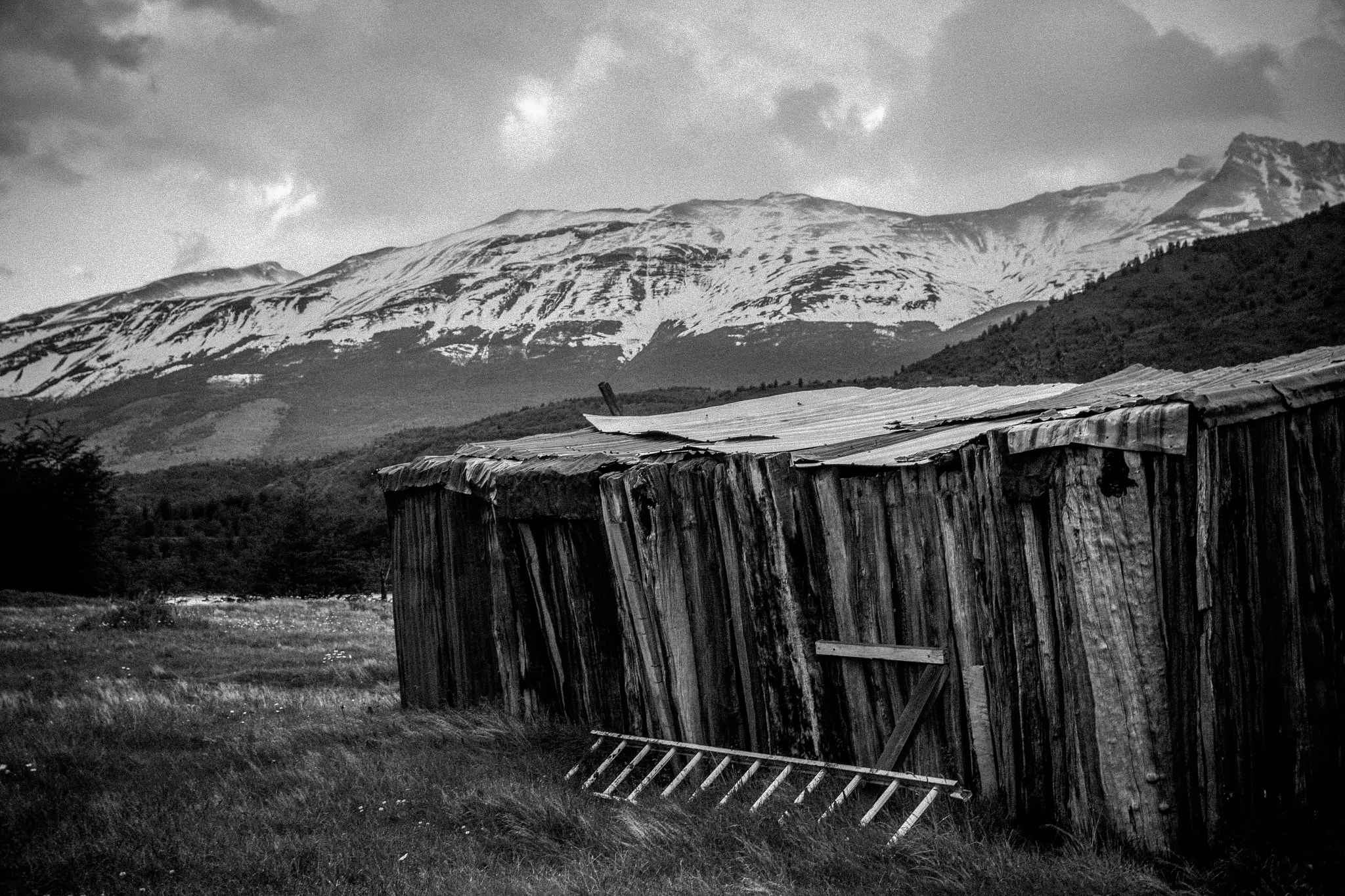 Canon EOS 550D (EOS Rebel T2i / EOS Kiss X4) + Sigma 30mm F1.4 EX DC HSM sample photo. Mountains and wooden shack, patagonia photography
