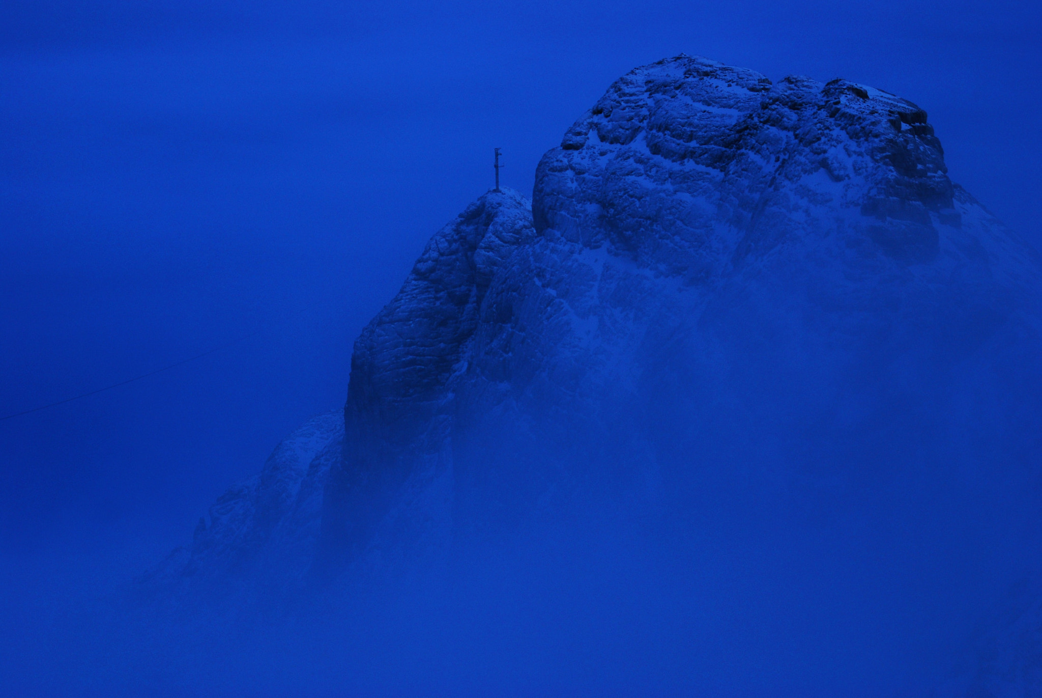 AF Zoom-Nikkor 28-200mm f/3.5-5.6D IF sample photo. Blue mist photography