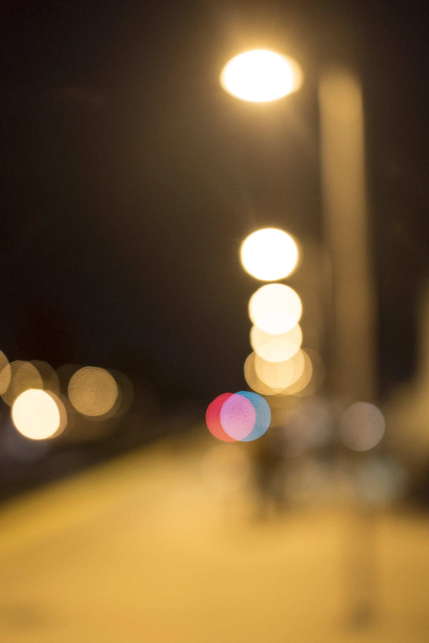 Sony a7S + Sony E 35mm F1.8 OSS sample photo. Blurred lamp post photography
