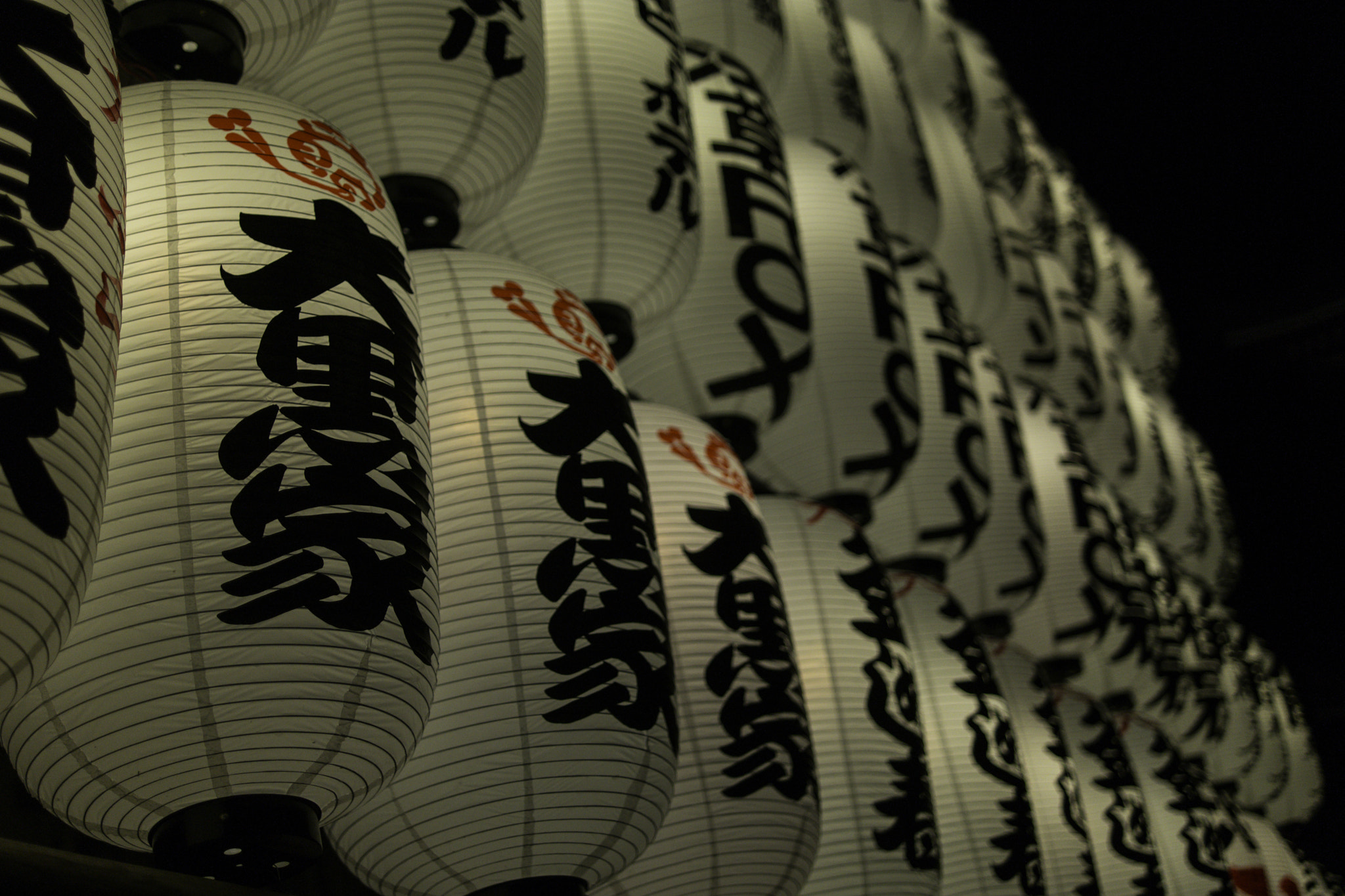 Samsung NX300M + Samsung NX 30mm F2 Pancake sample photo. Paper lanterns at the sensoji temple photography