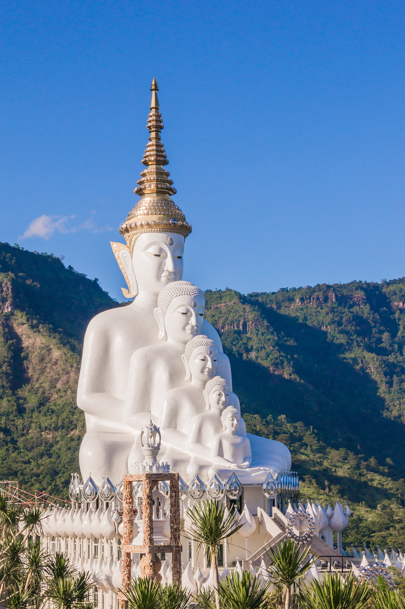 Sony Alpha DSLR-A550 + Sony DT 18-55mm F3.5-5.6 SAM sample photo. Five white buddha statue photography