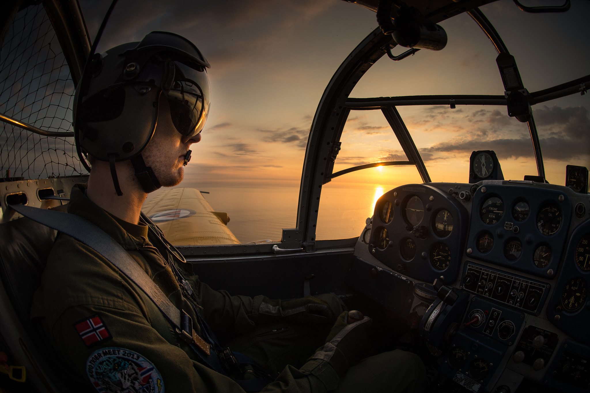 Nikon D4 + Nikon AF Fisheye-Nikkor 16mm F2.8D sample photo. Evening flight photography