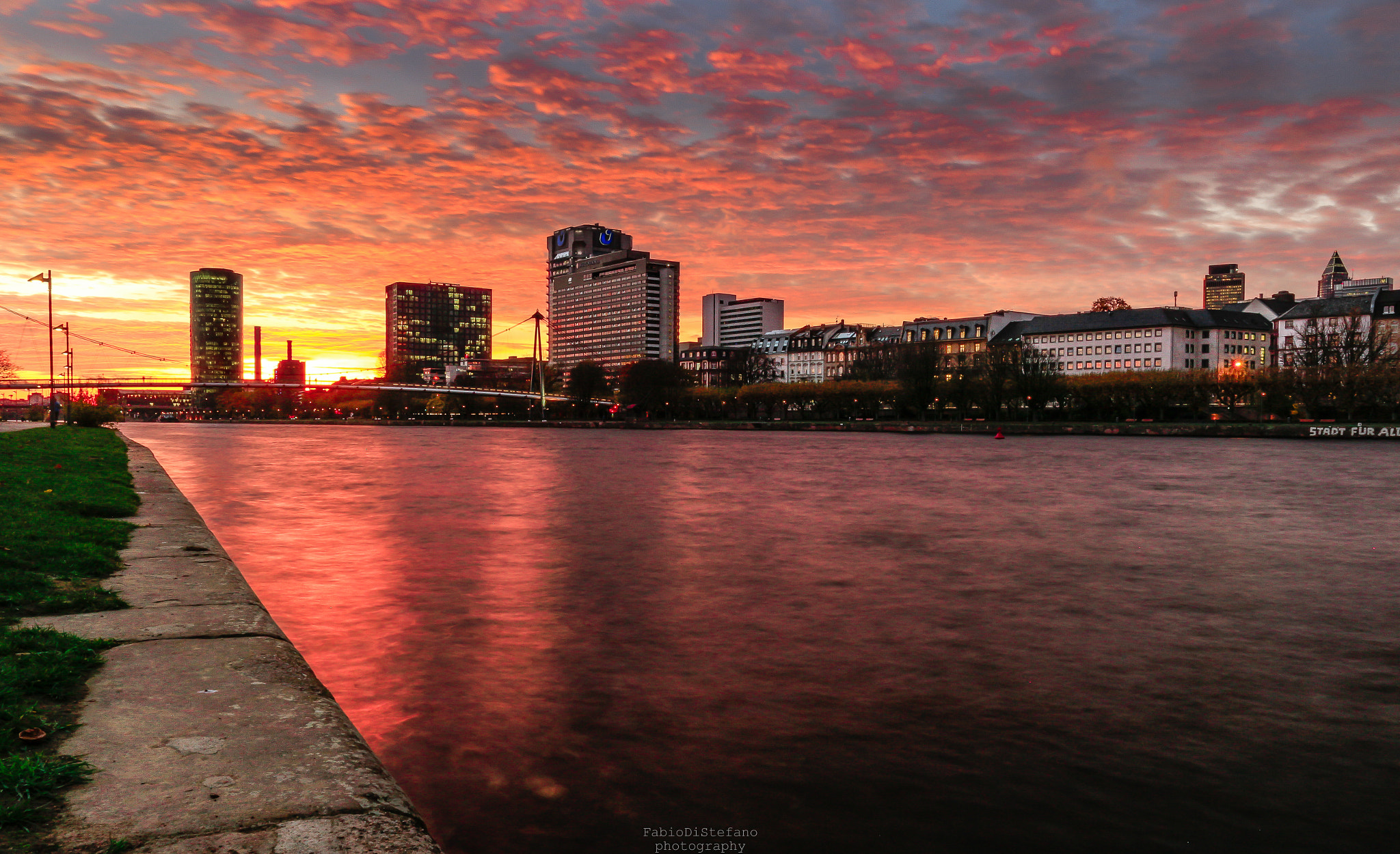 Canon EOS 100D (EOS Rebel SL1 / EOS Kiss X7) + Canon EF 17-40mm F4L USM sample photo. Red sunset in frankfurt photography