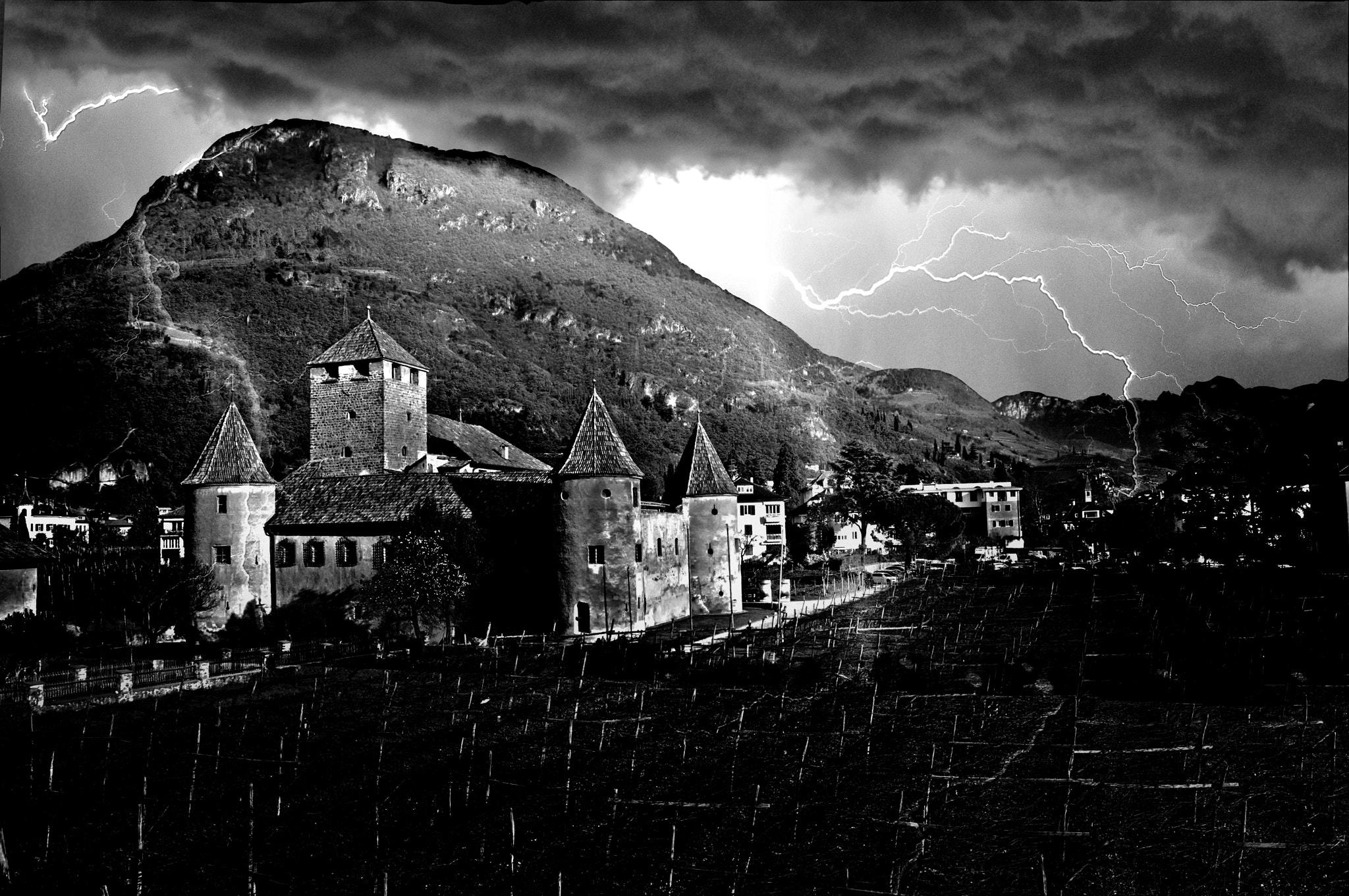 Nikon D700 + AF Nikkor 28mm f/2.8 sample photo. Horror castle photography