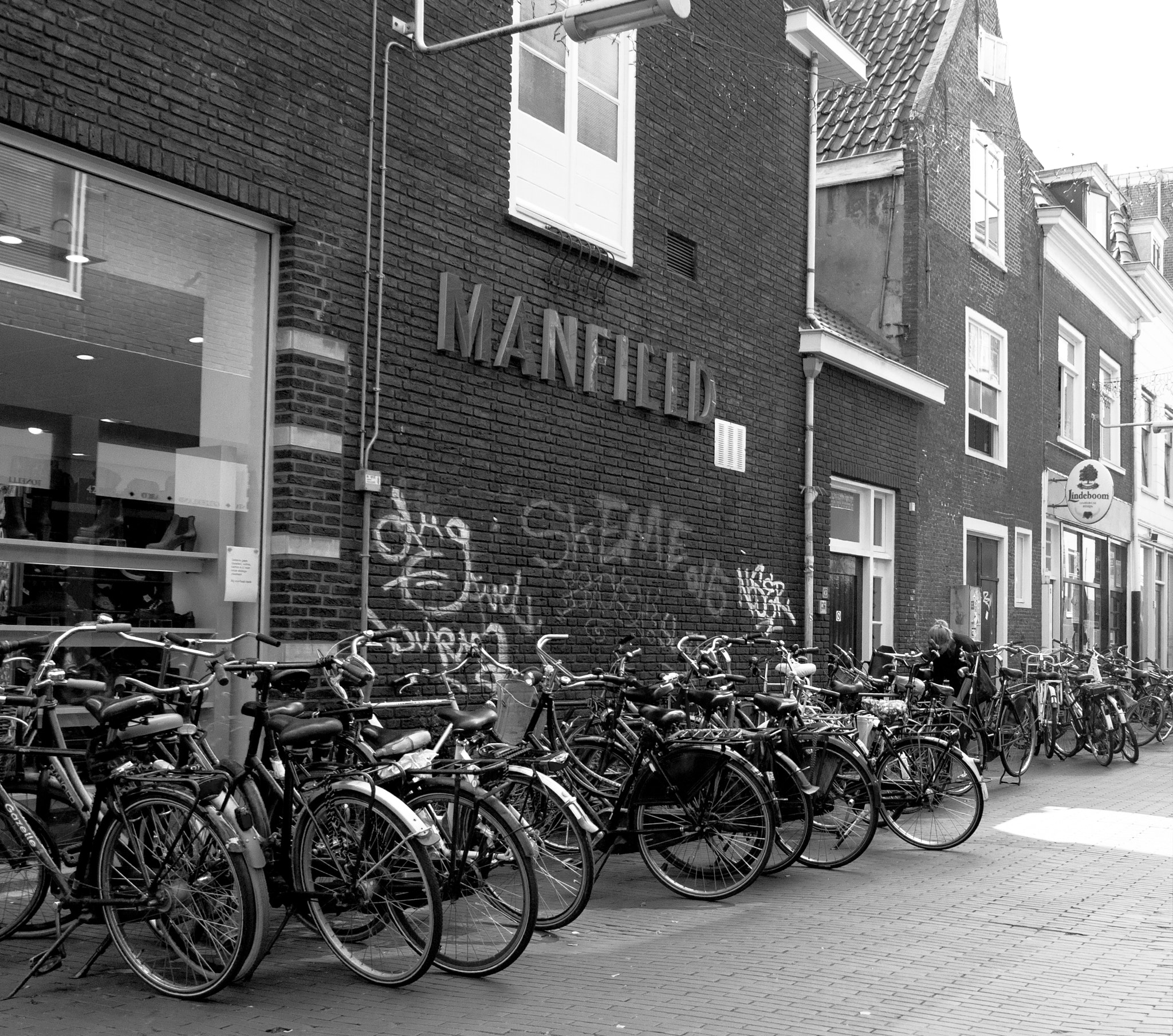 Canon EOS 550D (EOS Rebel T2i / EOS Kiss X4) sample photo. Parked bicycles photography
