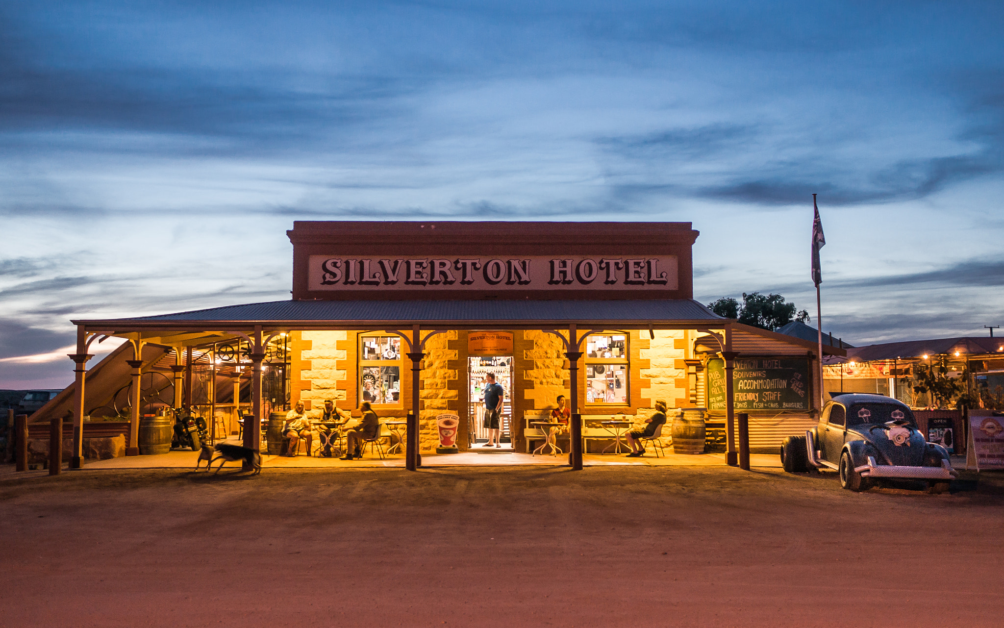 Sony Alpha NEX-6 + Sony Sonnar T* E 24mm F1.8 ZA sample photo. The silverton pub hotel photography