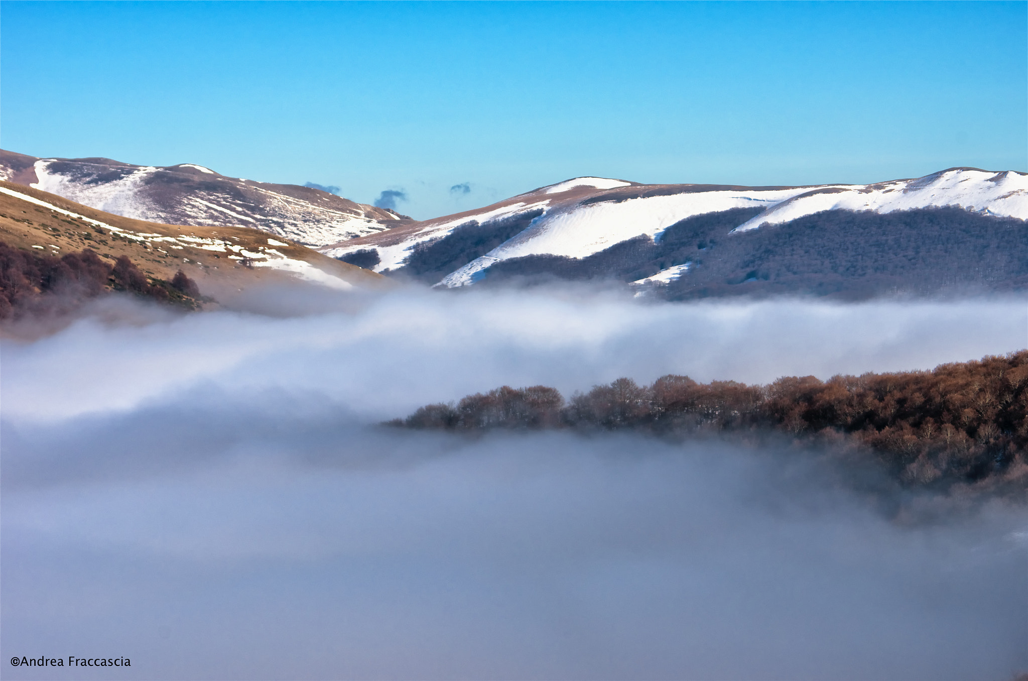Pentax smc DA 50-200mm F4-5.6 ED WR sample photo. Foggy mountains photography