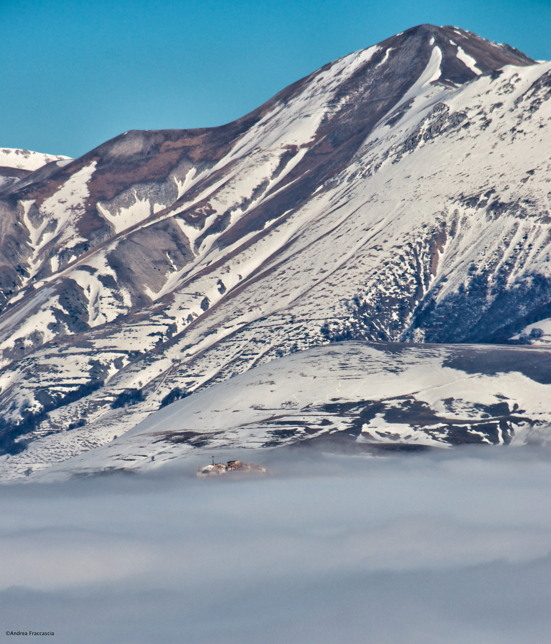 Pentax smc DA 50-200mm F4-5.6 ED WR sample photo. Castelluccio over the fog photography