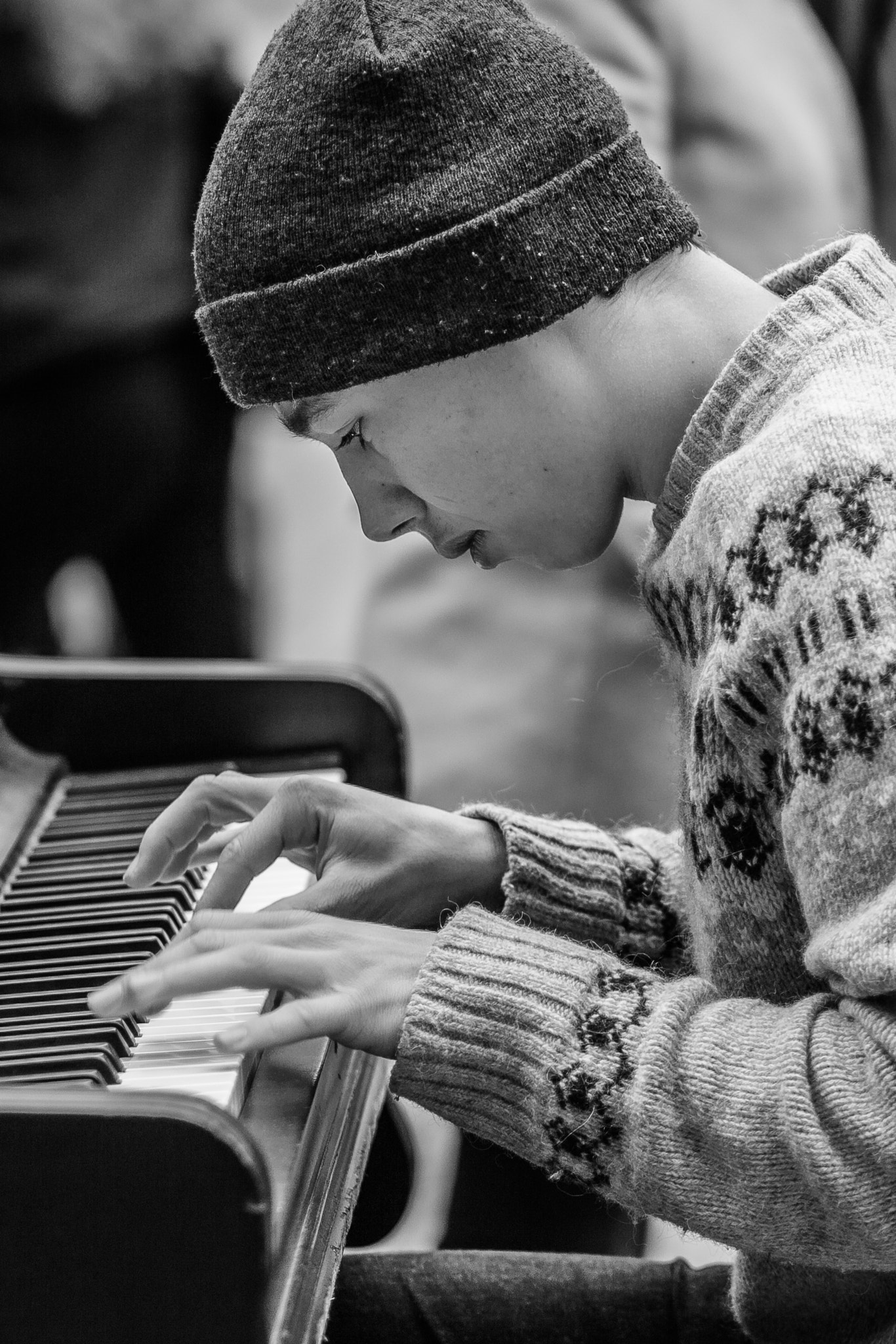 Canon EOS 600D (Rebel EOS T3i / EOS Kiss X5) + Canon EF 85mm F1.8 USM sample photo. The pianist from dortmund city photography