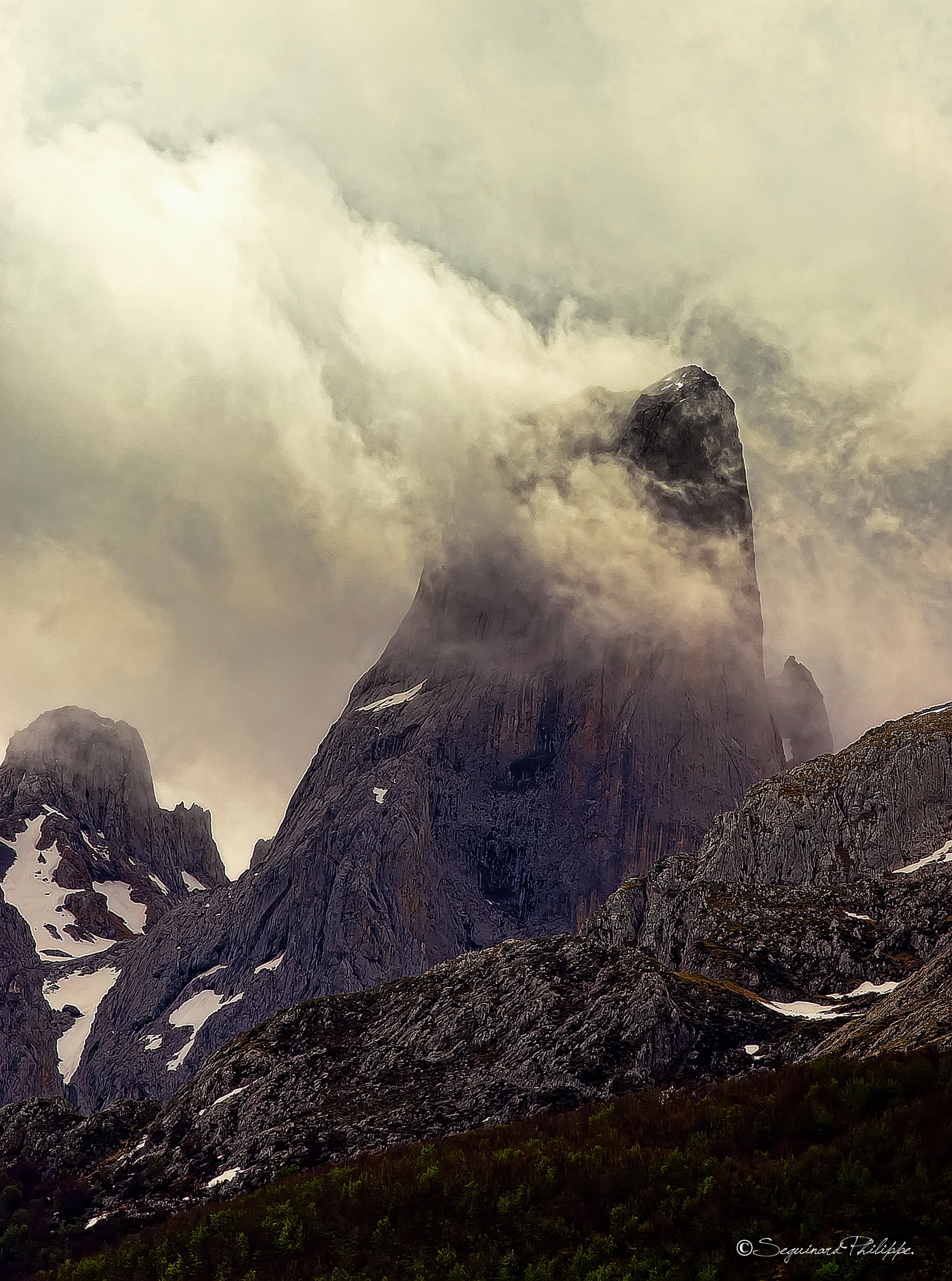 Pentax K10D + smc PENTAX-FA* 200mm F2.8 ED[IF] sample photo. Picos de europa photography