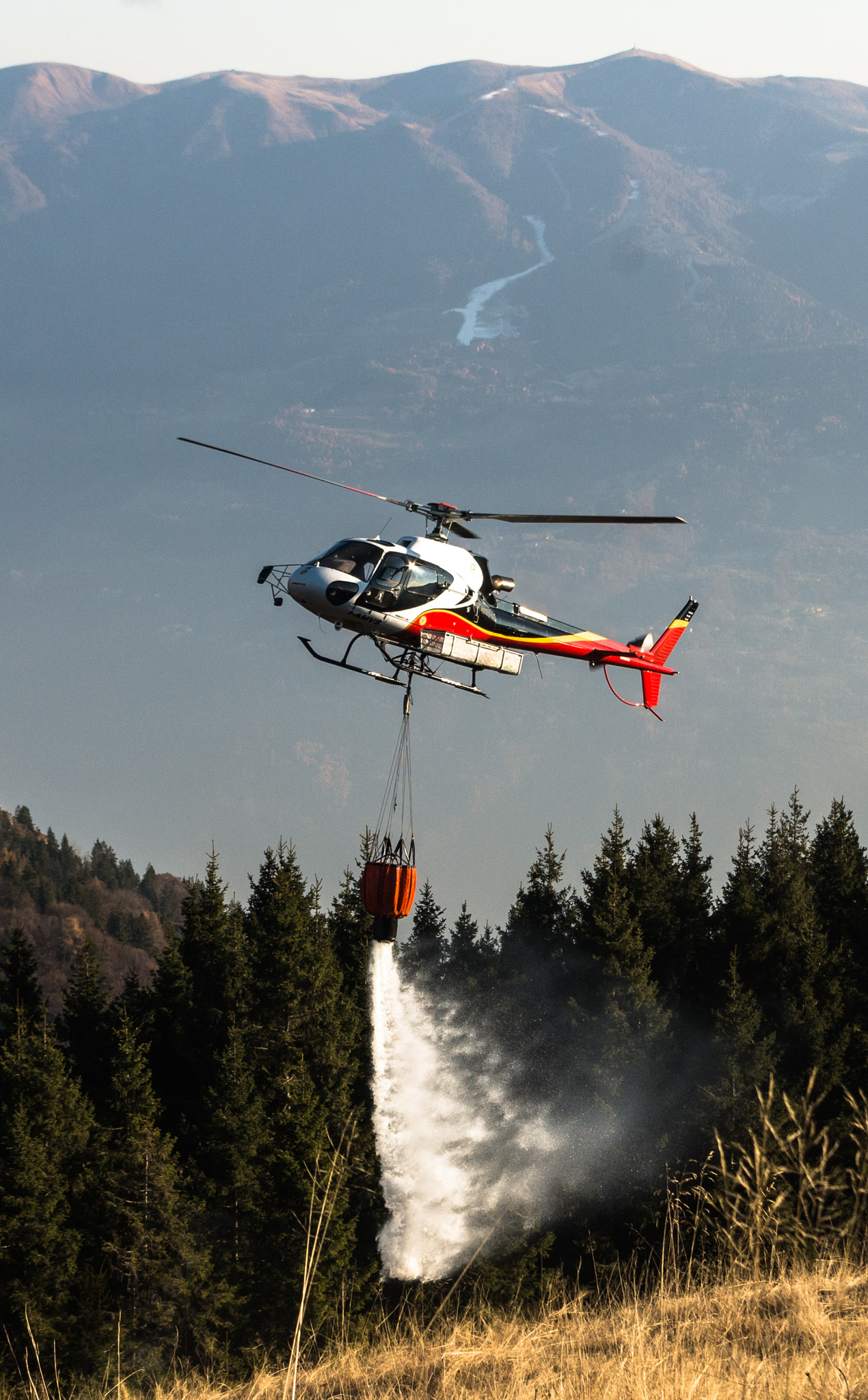 Pentax smc DA 18-55mm F3.5-5.6 AL WR sample photo. Firefighter helicopter photography