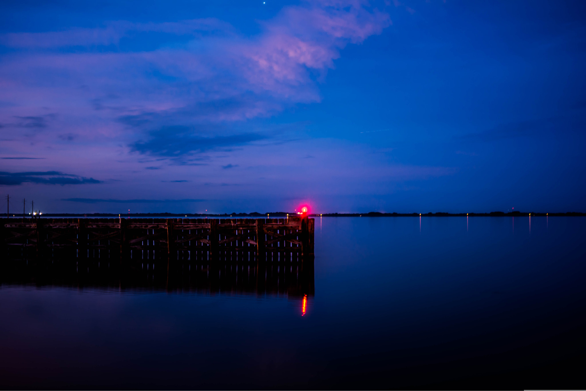 Nikon D7100 + AF Nikkor 28mm f/2.8 sample photo. Early on the river photography