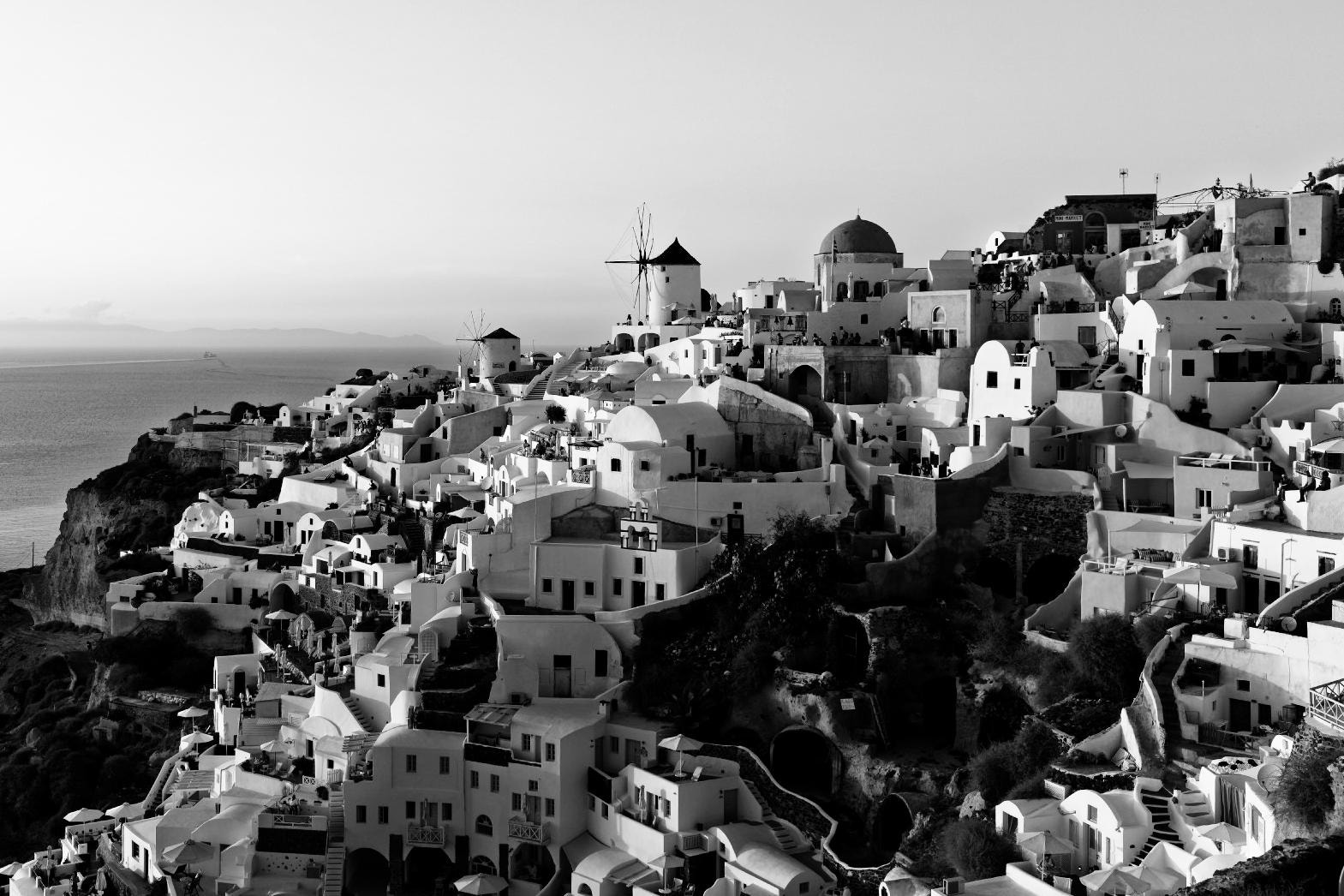 Canon EOS 5DS R + Canon EF 35mm F1.4L USM sample photo. Oia, santorini photography