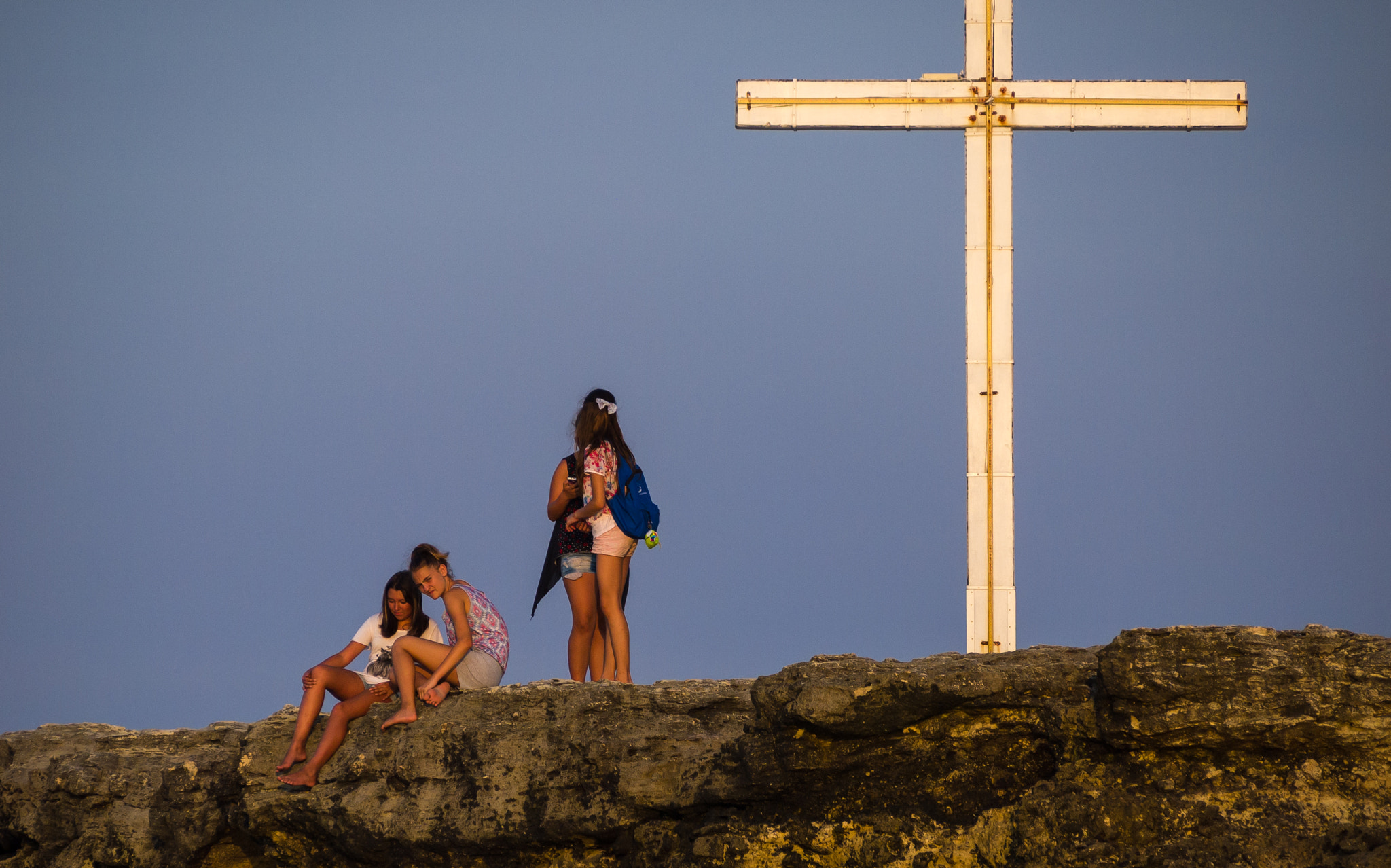 Olympus PEN E-PL1 sample photo. Girls with a cross photography