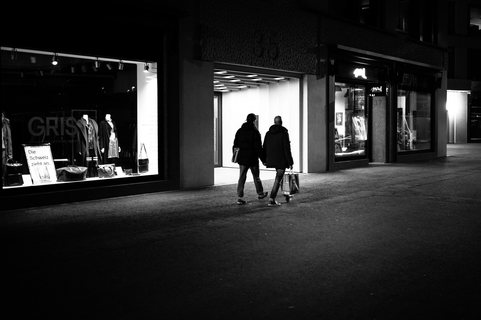 Leica Summilux-M 35mm F1.4 ASPH sample photo. Night walkers photography