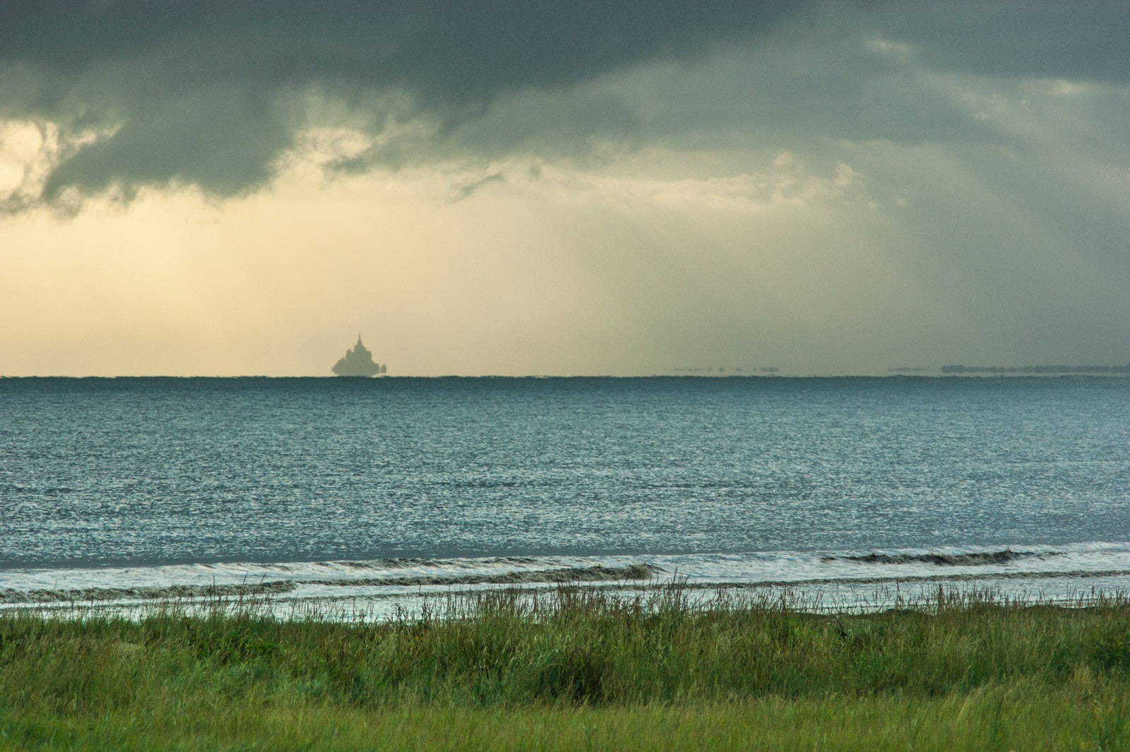 Sony Alpha DSLR-A350 + Minolta AF 70-210mm F4 Macro sample photo. Mont saint michel photography