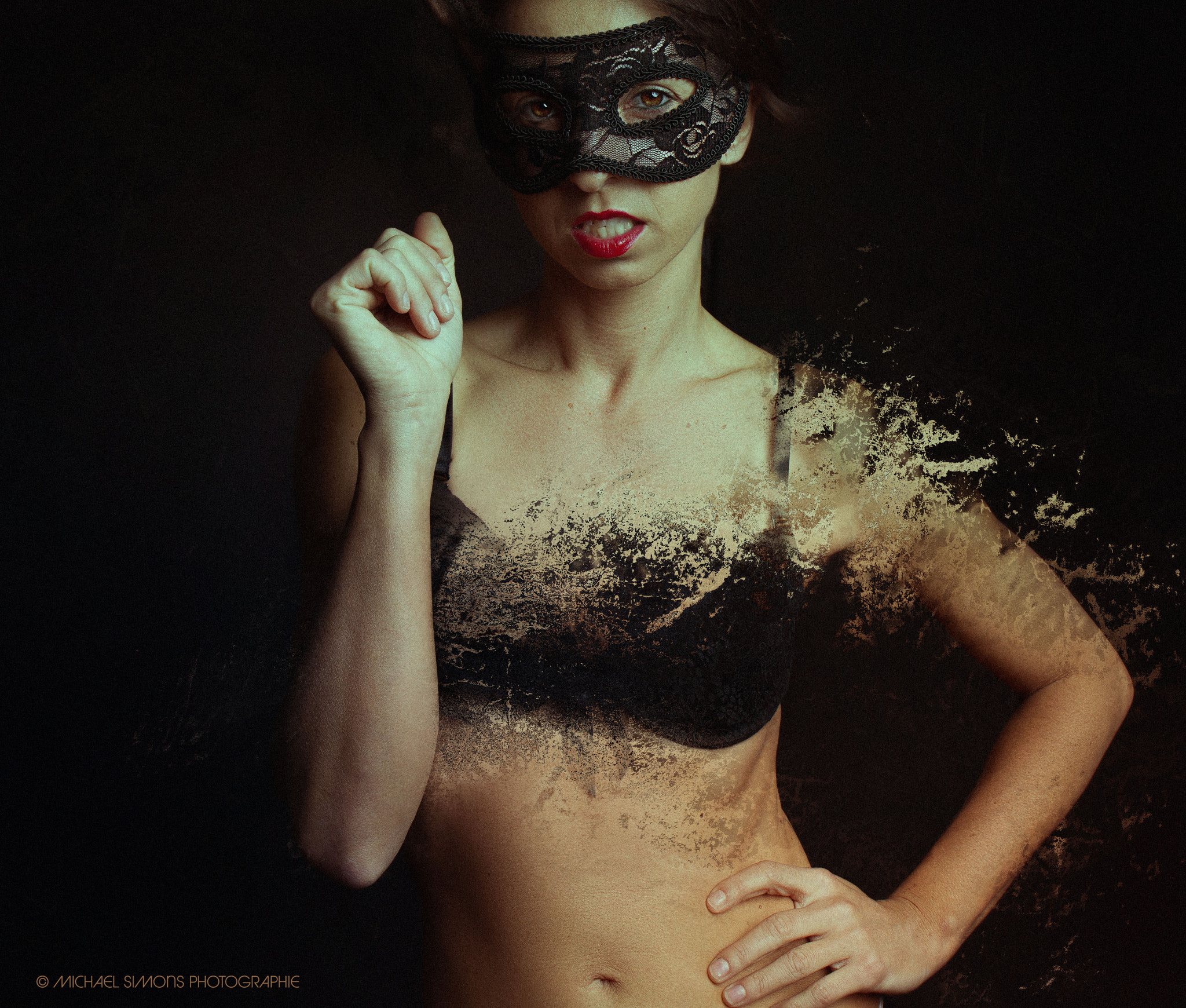 Canon EOS 5D Mark II + Tamron SP 35mm F1.8 Di VC USD sample photo. Women´s mask photography