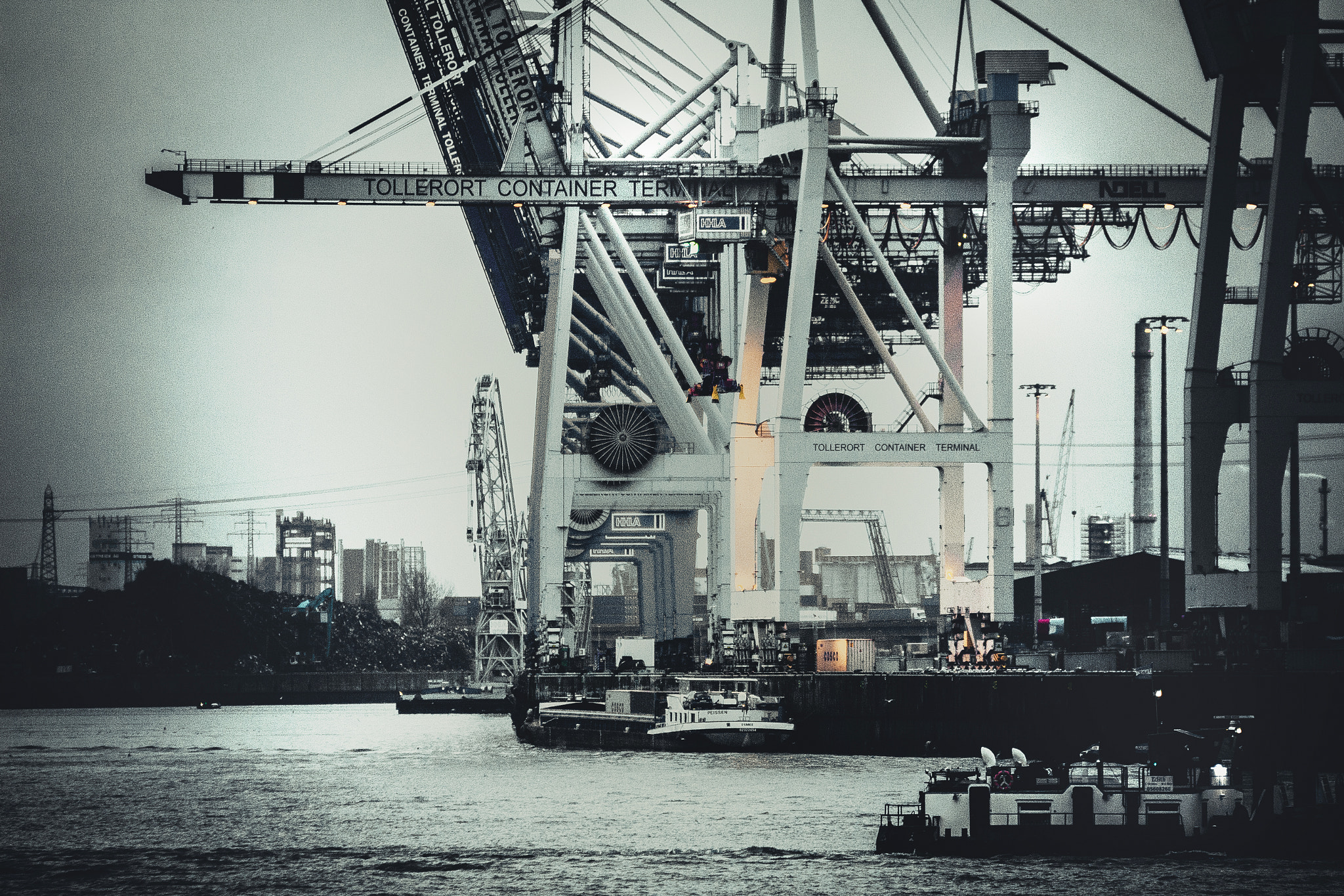 Sigma 70-200mm F2.8 EX DG OS HSM sample photo. Harbor hamburg photography