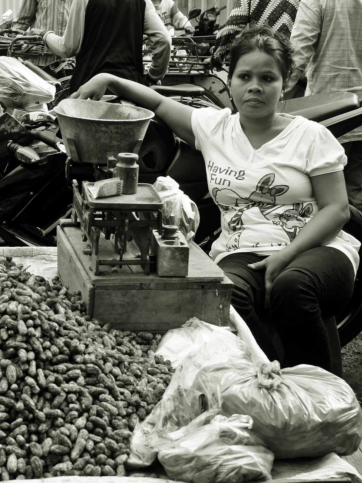 Sony Alpha DSLR-A550 + Minolta AF 24mm F2.8 sample photo. The peanut vendor photography