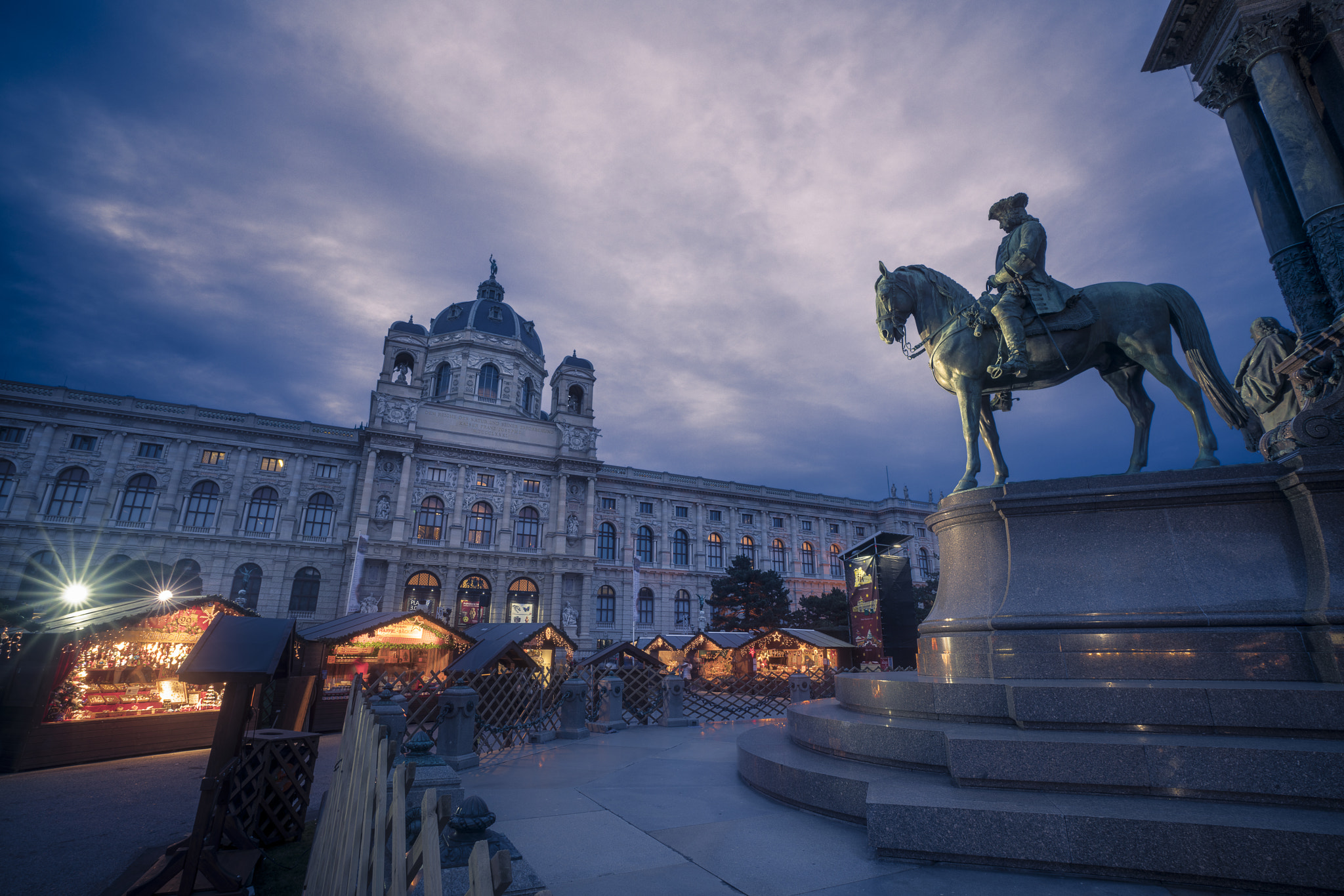 Sony a7R II + Sony Vario-Sonnar T* 16-35mm F2.8 ZA SSM sample photo. Weihnachtsdorf am maria-theresien-platz photography