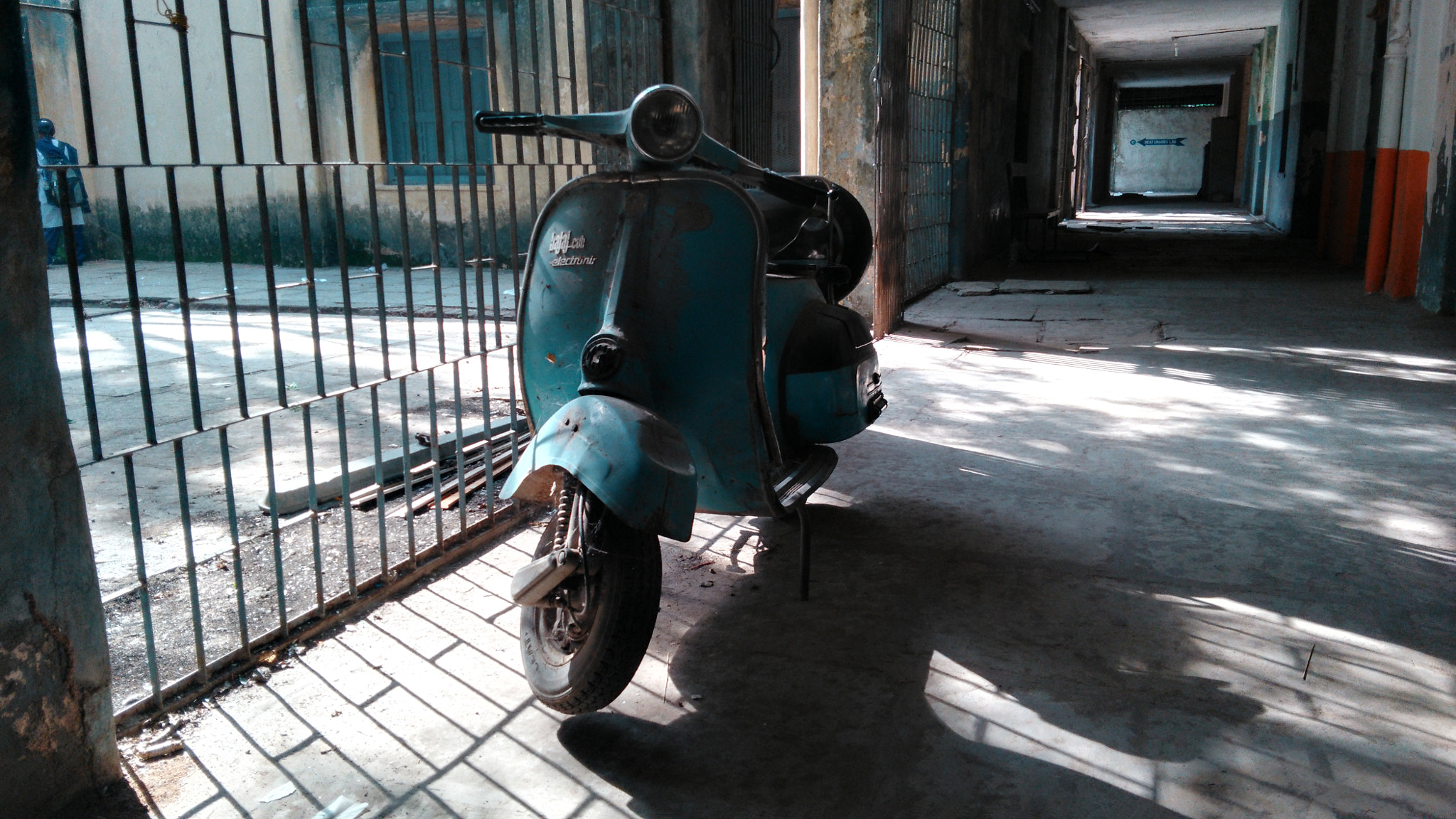 HUAWEI Che1-L04 sample photo. Old scooty photography