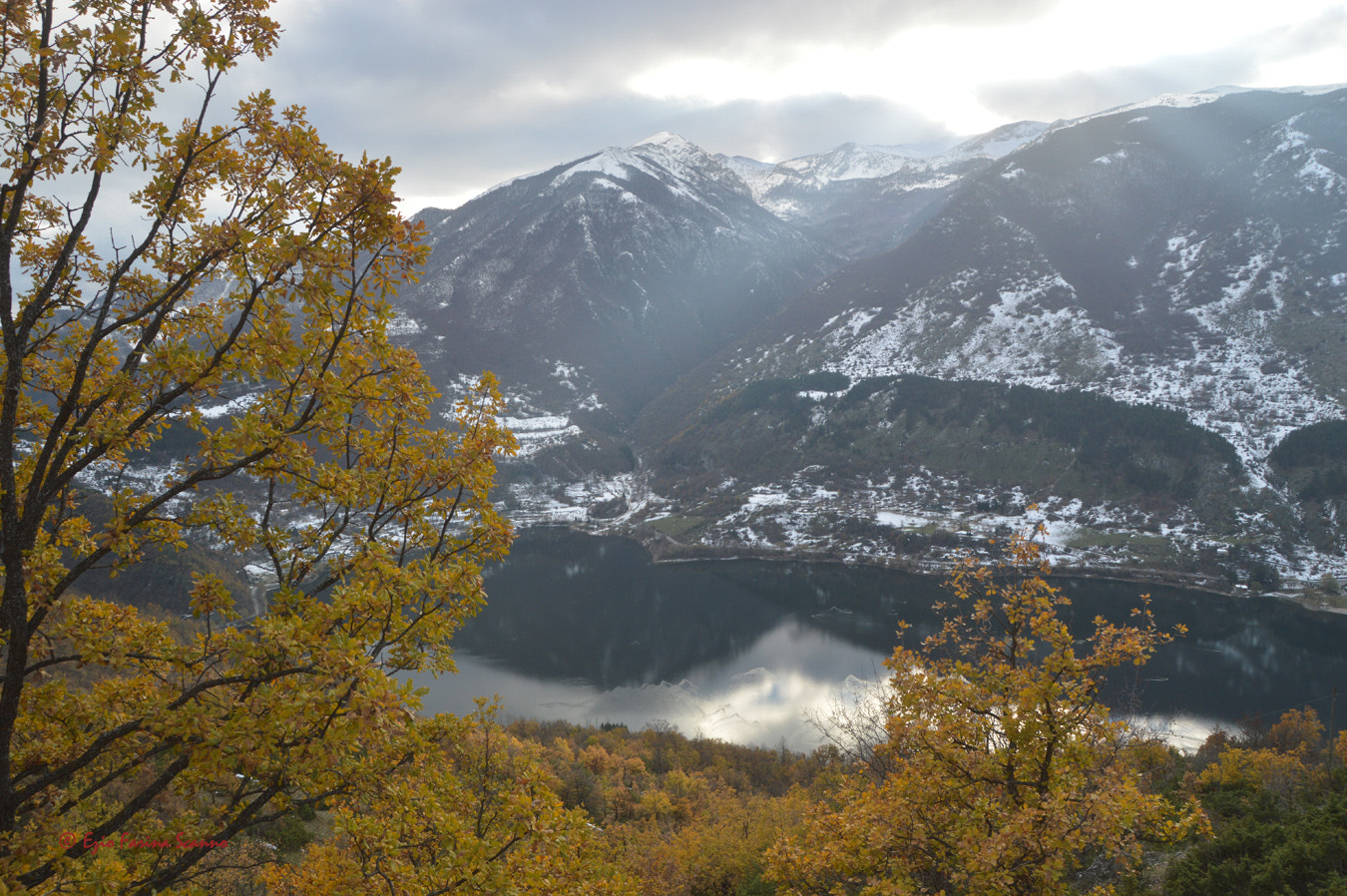 Nikon D3200 + AF Zoom-Nikkor 80-200mm f/4.5-5.6D sample photo. Scorcio del lago visto da frattura photography