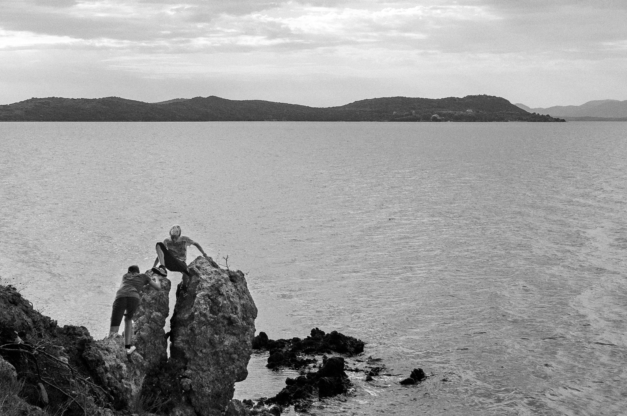Sony SLT-A37 + Sony 28mm F2.8 sample photo. Climbing on a rock photography