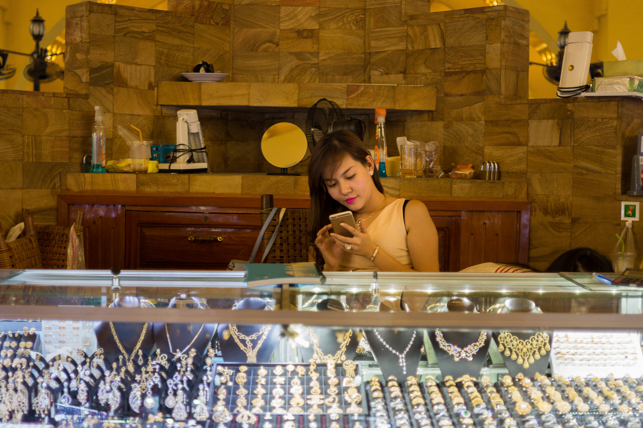 Sony Alpha NEX-7 + E 32mm F1.8 sample photo. Girl and jewels photography
