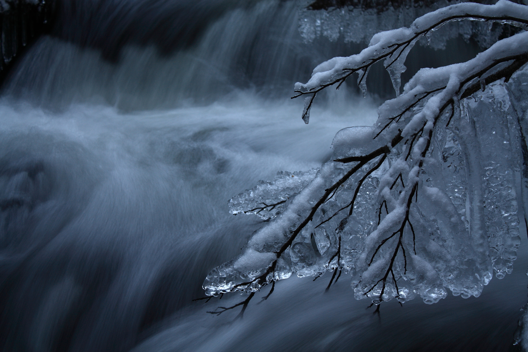 Canon EF-S 18-55mm F3.5-5.6 IS sample photo. Water and ice photography