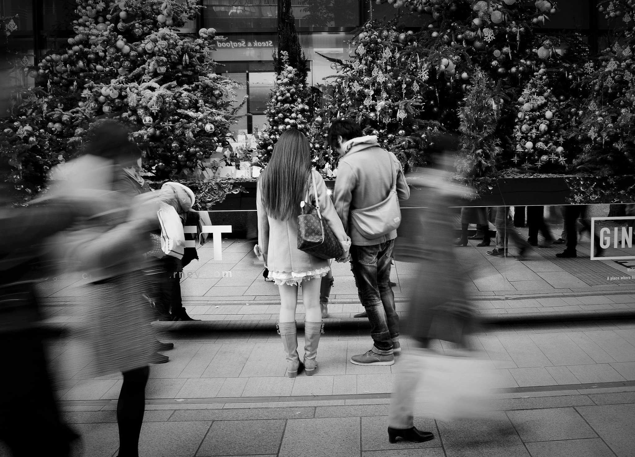 Sigma 17-70mm F2.8-4 DC Macro OS HSM | C sample photo. Moment of couple photography