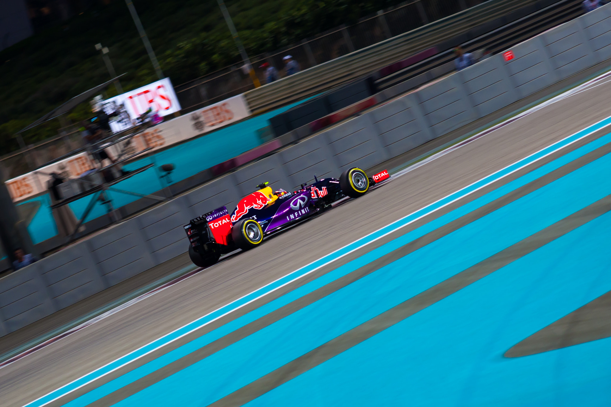 Canon EF 200mm F2.8L II USM sample photo. Redbullracing, formula 1, abu-dhabi 2015 photography