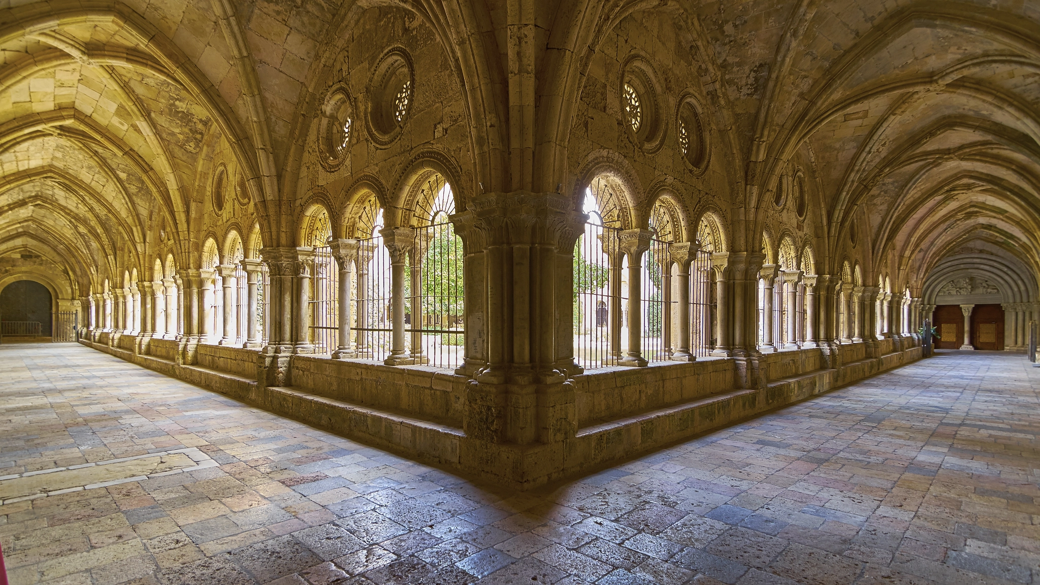 Tokina AT-X Pro 11-16mm F2.8 DX II sample photo. Claustro - catedral de santa maría de tarragona photography