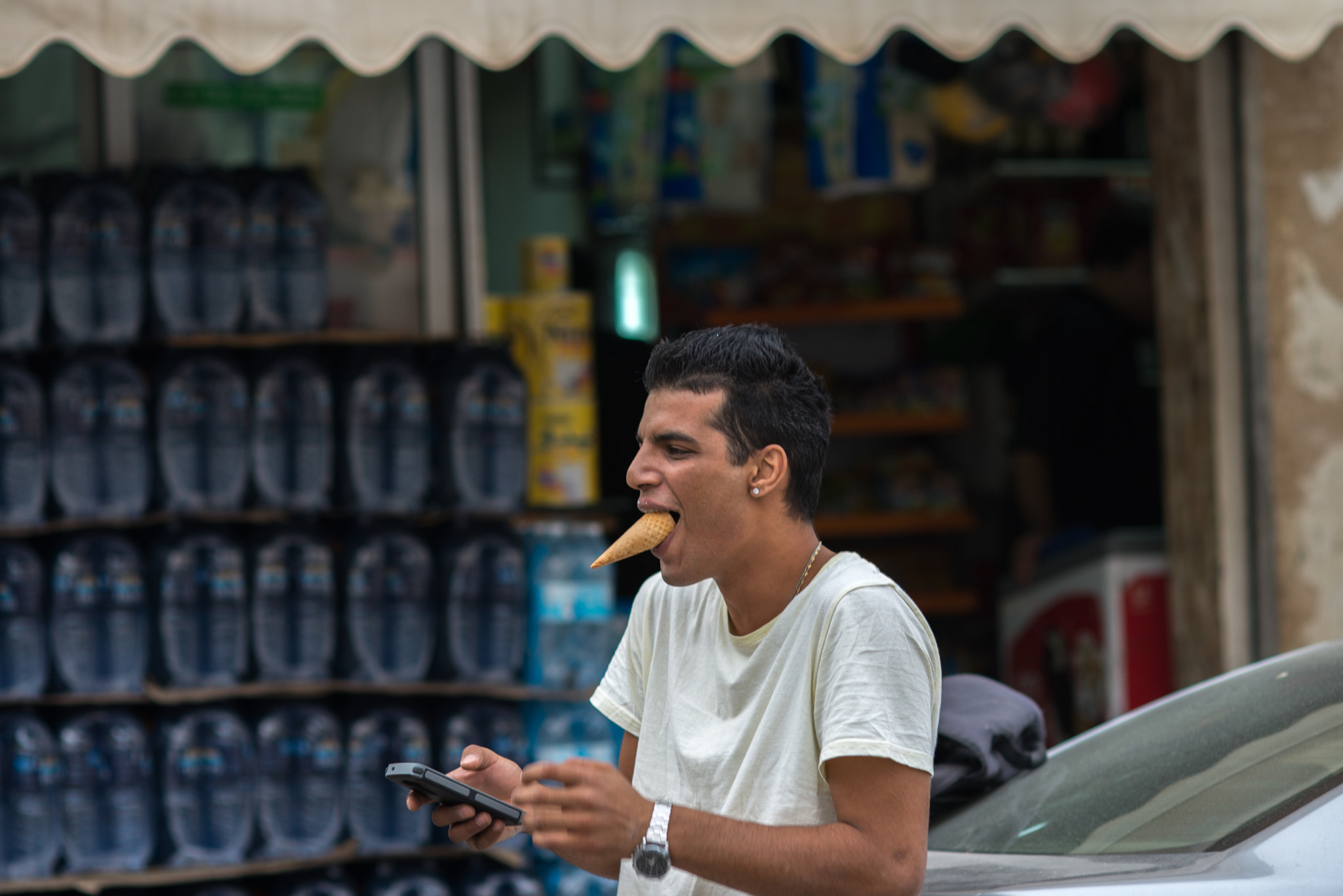 Nikon D610 + AF DC-Nikkor 135mm f/2D sample photo. Freeing hands to sms photography