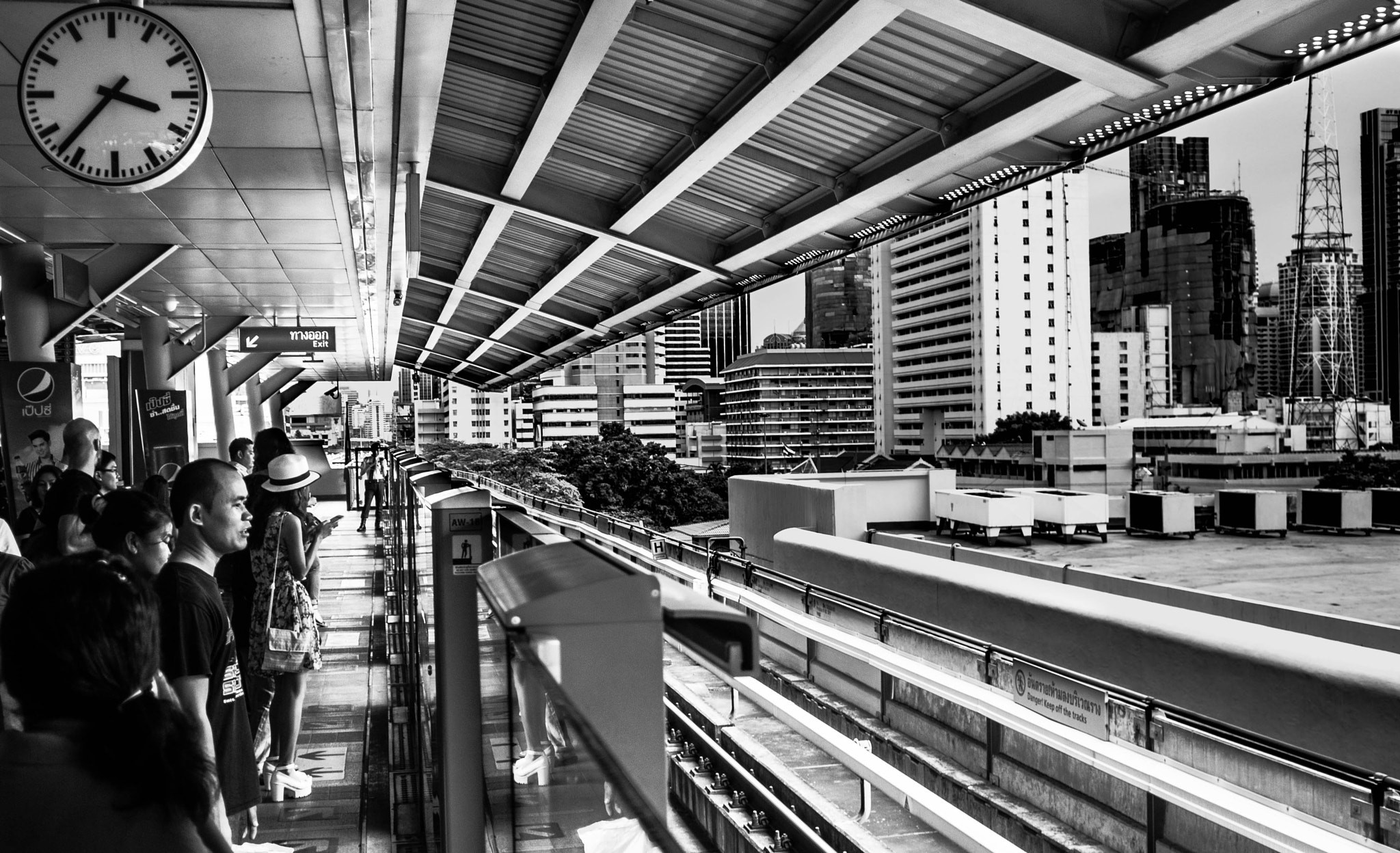 Olympus OM-D E-M10 + Olympus M.Zuiko Digital 17mm F2.8 Pancake sample photo. Bangkok metro station photography