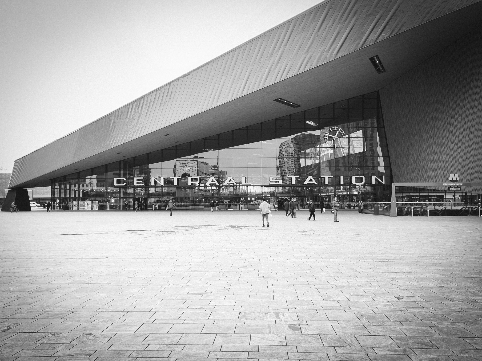 Olympus OM-D E-M10 + Panasonic Lumix G 14mm F2.5 ASPH sample photo. Centraal station photography